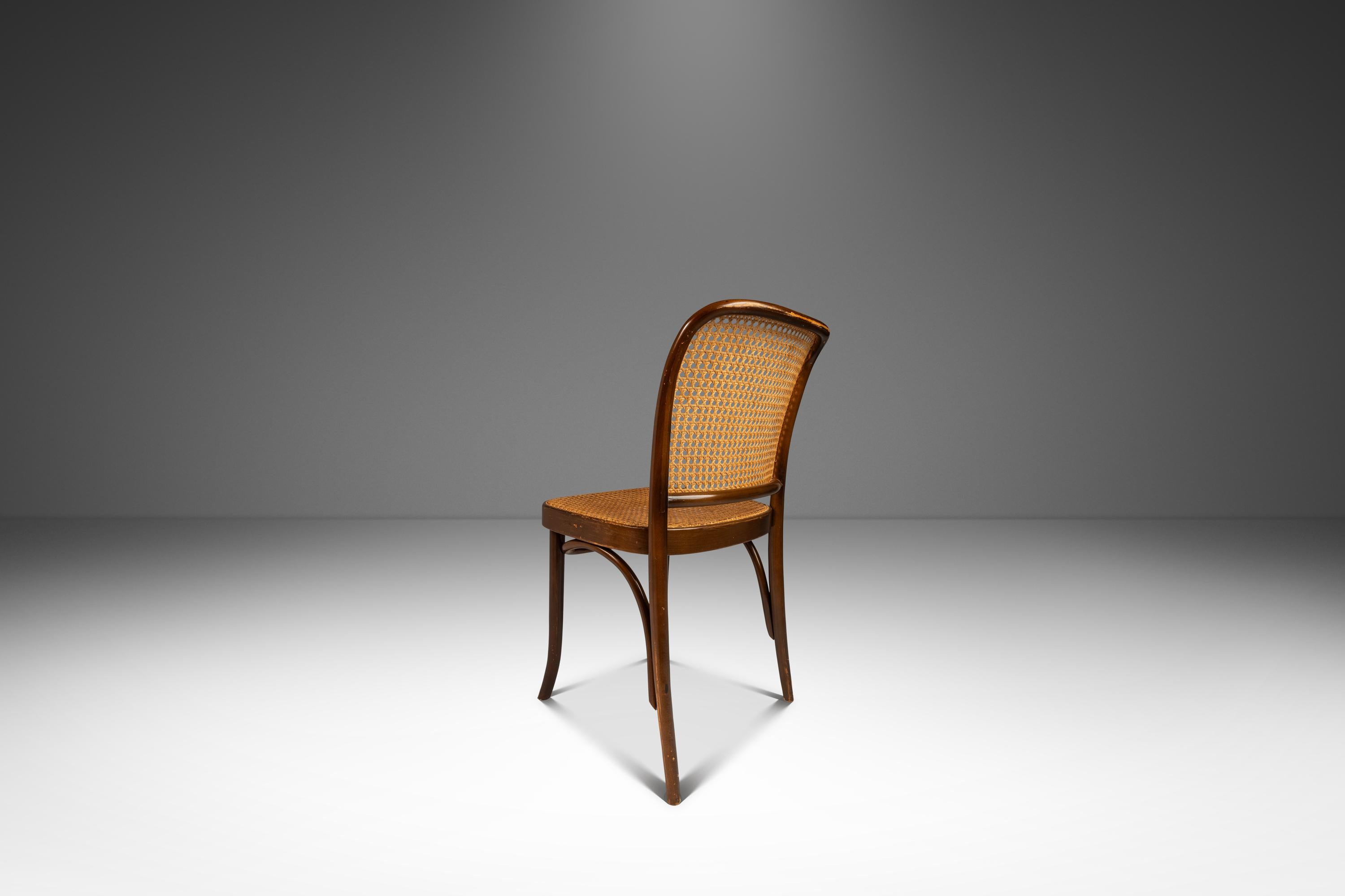  Voici une rare et magnifique chaise d'appoint Prague Model 811 en bois courbé, réalisée par les célèbres designers Josef Frank et Josef Hoffmann pour Stendig. Conçue dans les années 1960, cette chaise est une véritable représentation du design et
