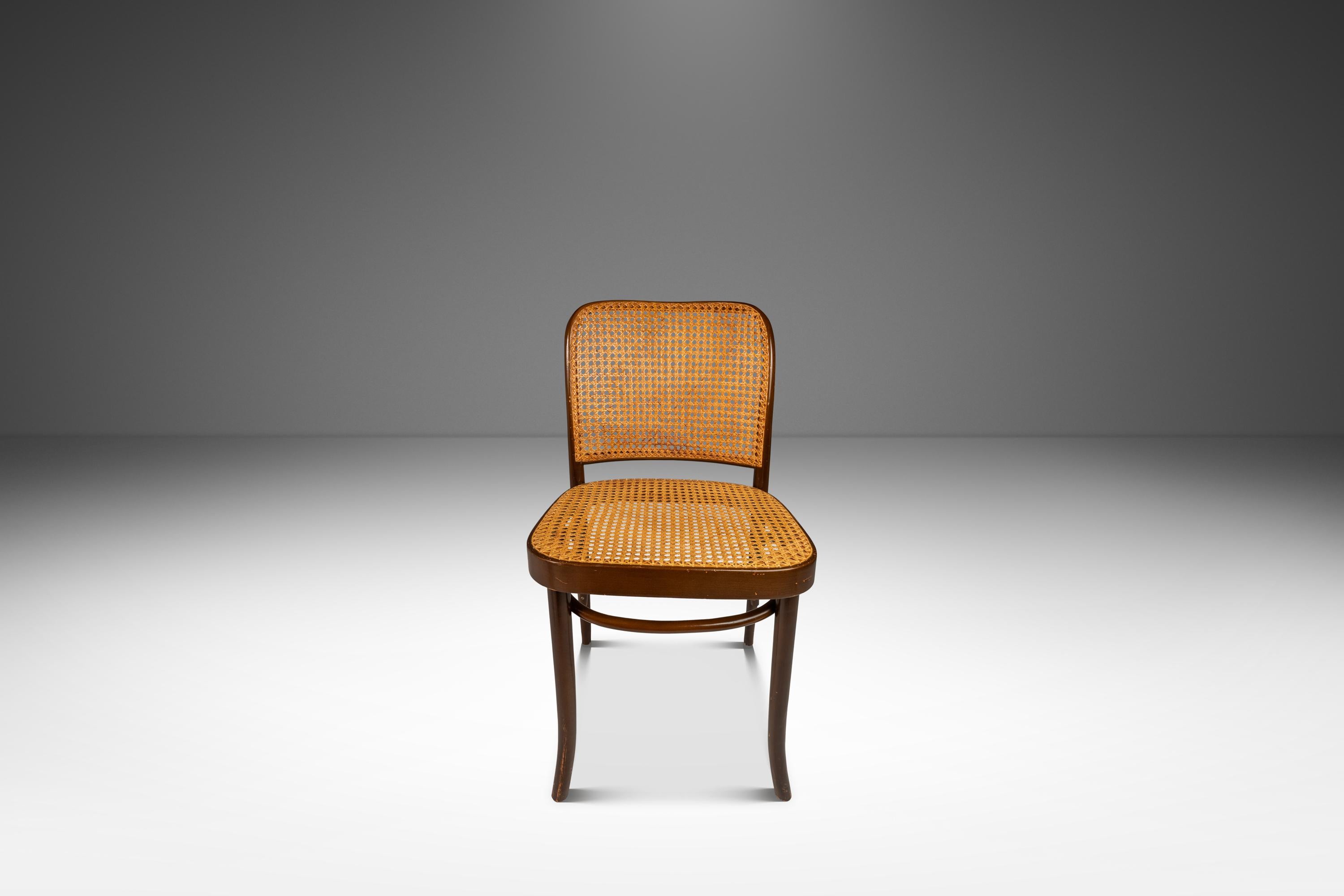 Noyer Chaise d'appoint modèle 811, Josef Frank, Stendig avec assise et dossier en rotin, Pologne, c.C. 1960. en vente