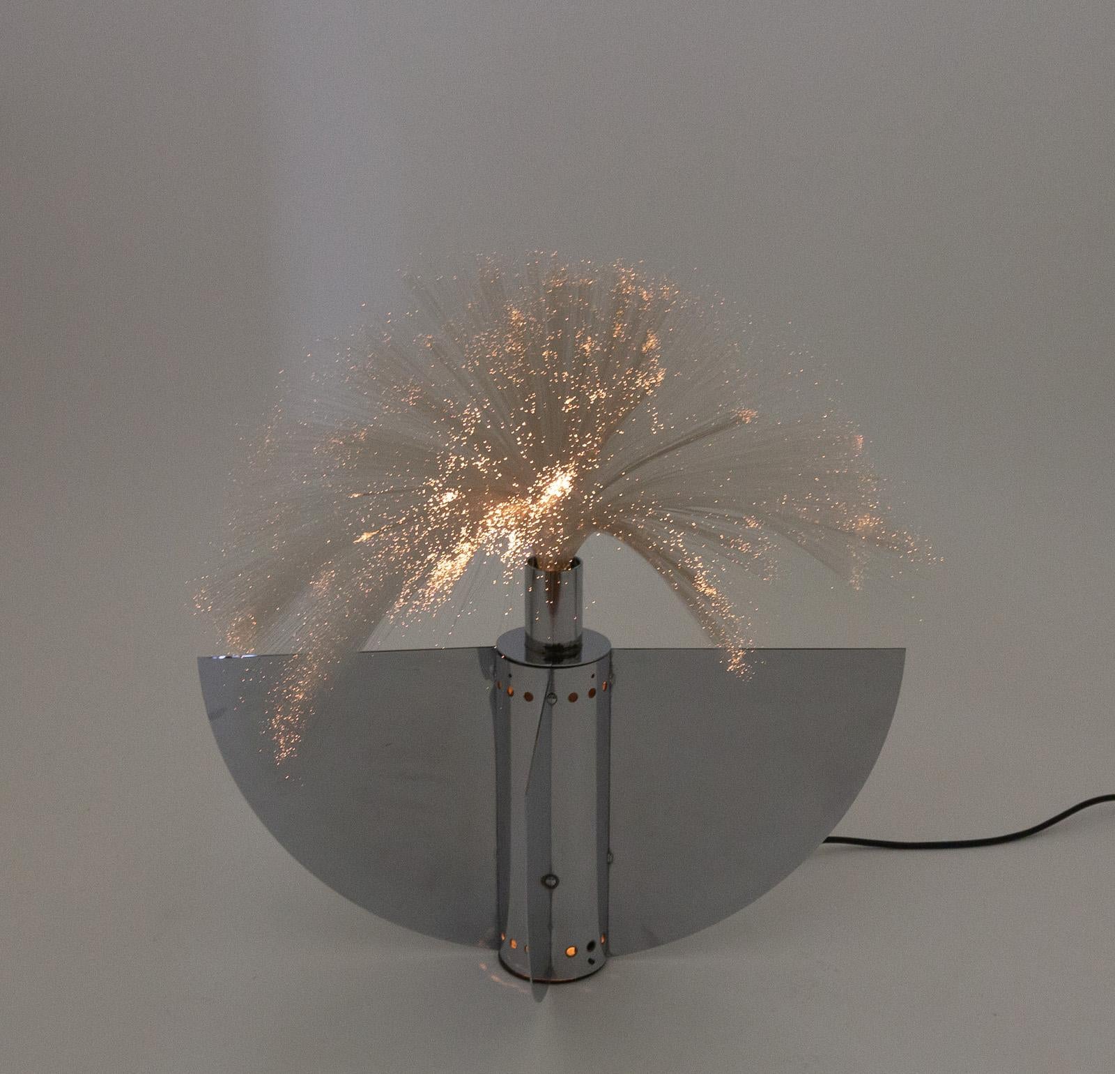Lampe de table modèle 8½ avec fibres optiques, conçue par Jürgen Fischer pour Zanotta en 1969.

Comme le décrivent Fulvio et Napoleone Ferrari dans leur livre sur l'éclairage italien : 