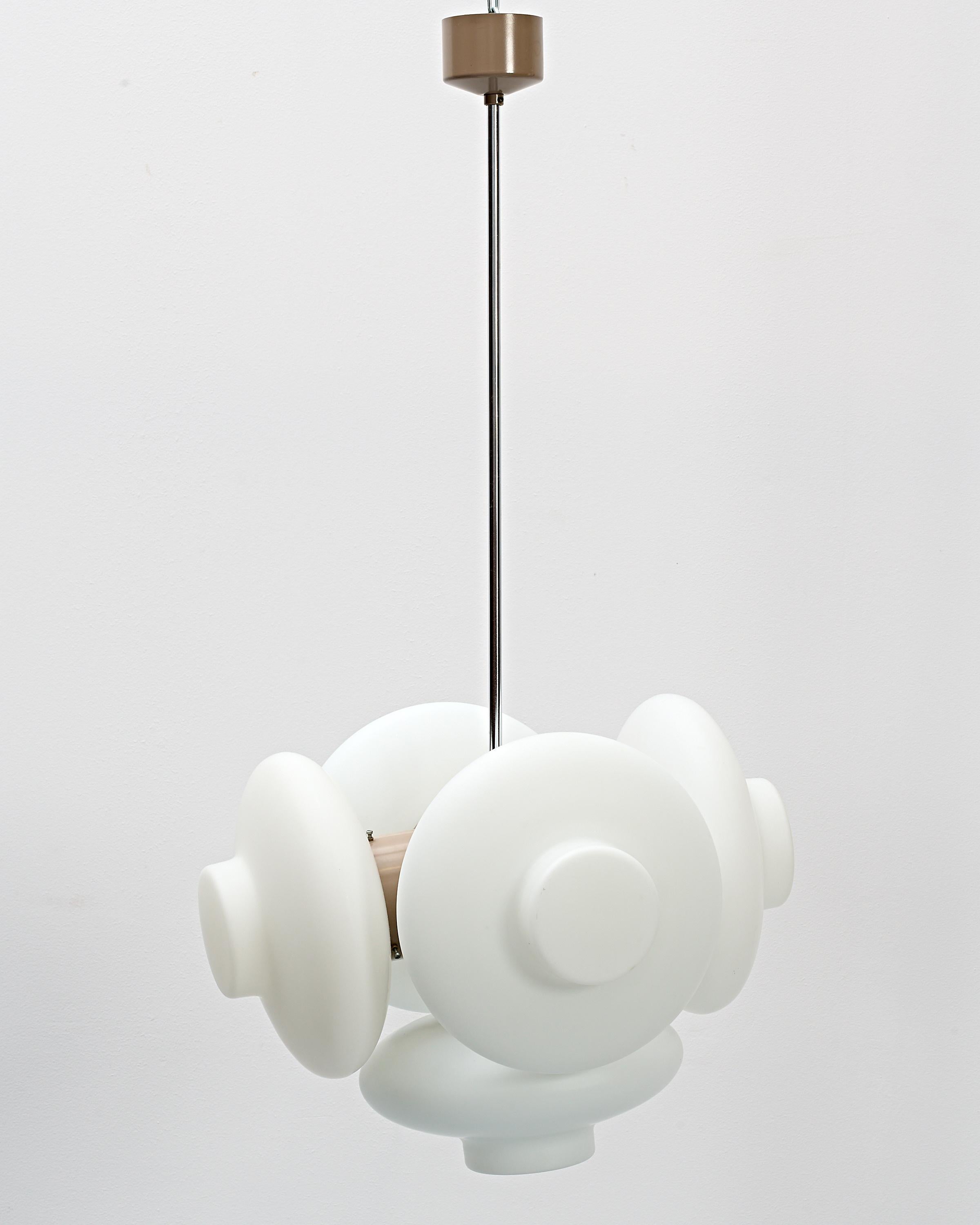 Une suspension unique produite par Napako, conçue par Josef Hůrka, un concepteur d'éclairage renommé, au cours des années 60.

Cinq abat-jour ronds en verre opalin, 20 cm de diamètre.

Un effet de lumière diffuse.

