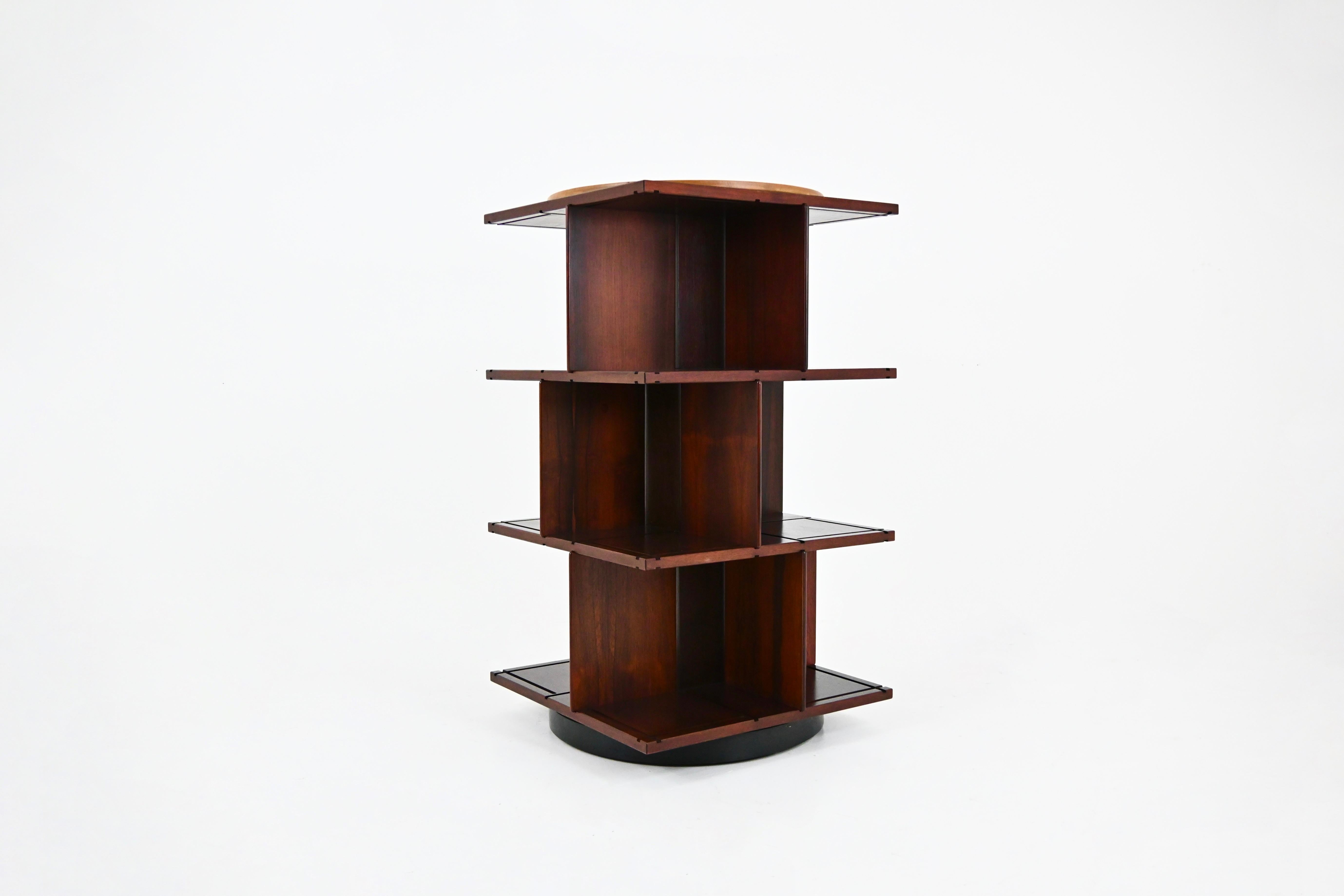 Modulares Bücherregal aus Holz und Leder, das sich um sich selbst dreht, entworfen von Gianfranco Frattini, Modell 823. Die Einlegeböden können nach Belieben verschoben werden. Bernini gestempelt. Alters- und gebrauchsbedingte Abnutzung.
FÜR DEN