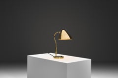 Lámpara de mesa de latón modelo «8410», diseñada por Karl Borén para Boréns, Suecia, década de 1940