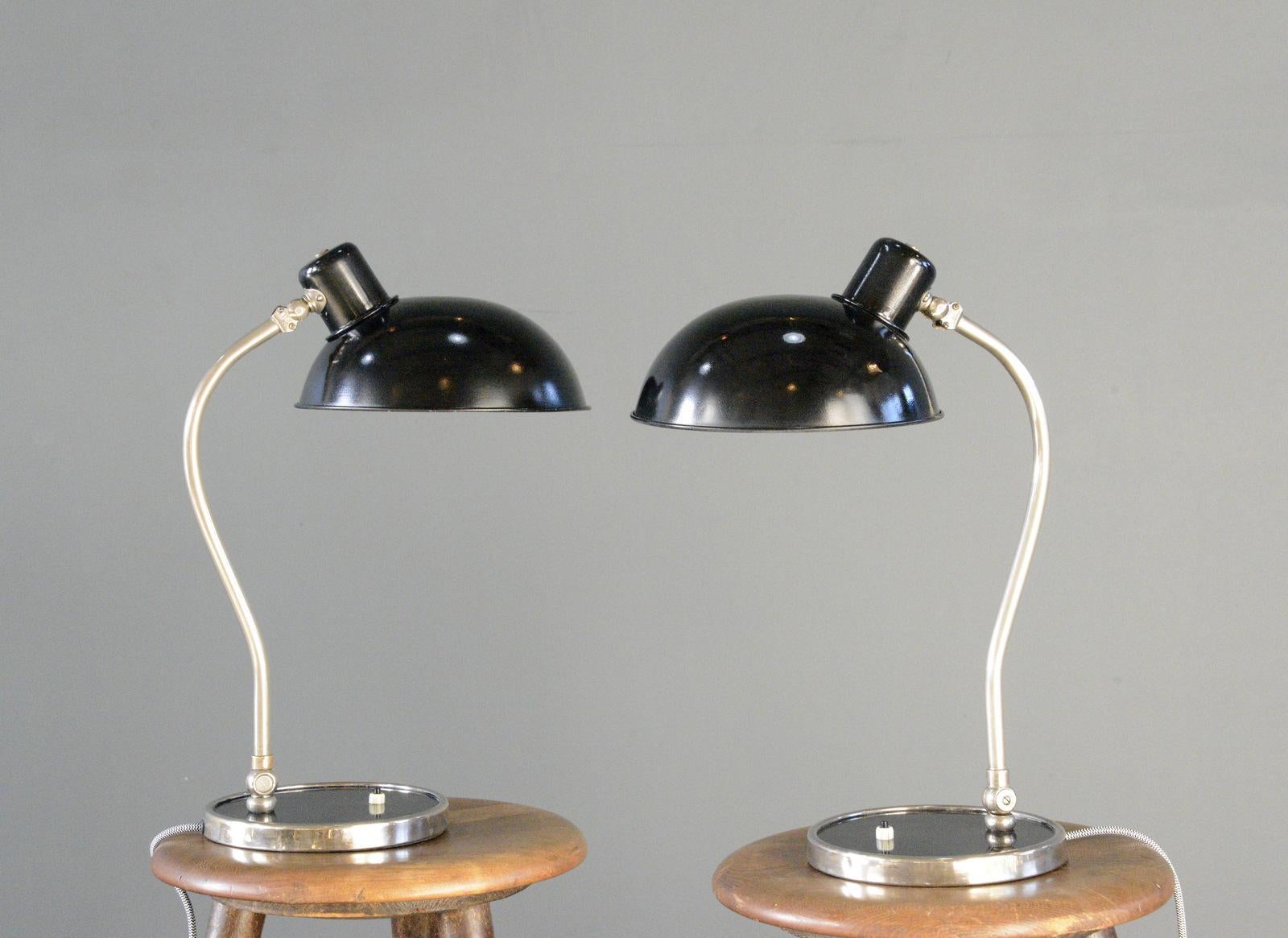 Modèle 842 Lampes de table par Hala Circa 1930s

- Base en fonte avec bord nickelé
- Abat-jour en acier
-Interrupteur marche/arrêt sur la base
- Bras et abat-jour réglables
- Convient aux ampoules de type E27
- Fabriqué par Hannoversche