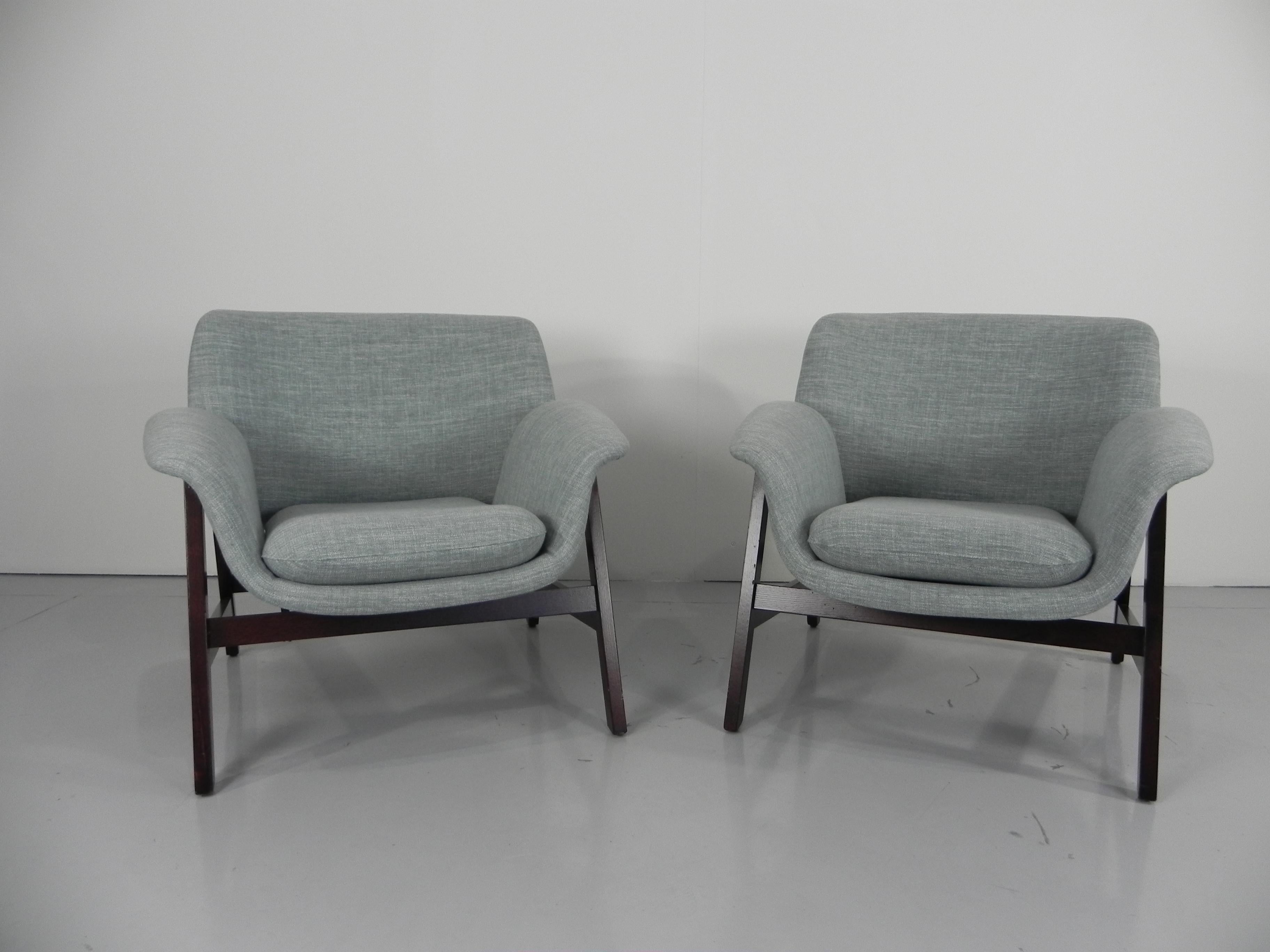 A pair of armchairs designed by Gianfranco Frattini for Cassina. Foam padded and fabric upholstered seat and backrest, wooden structure. Model: 849. Manufactured in Italy, 1960s.