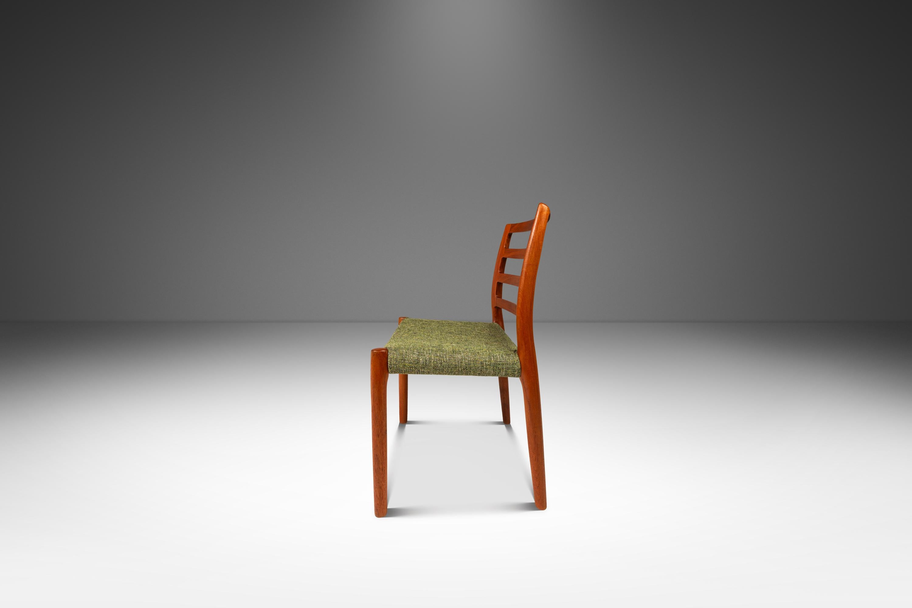 Ti presentiamo una poltrona con schienale a scaletta Modello 85 completamente restaurata, disegnata dall'impareggiabile Niels Møller per J.L. Møllers Møbelfabrik e realizzato negli anni '60 in Danimarca. Questa splendida sedia è realizzata in