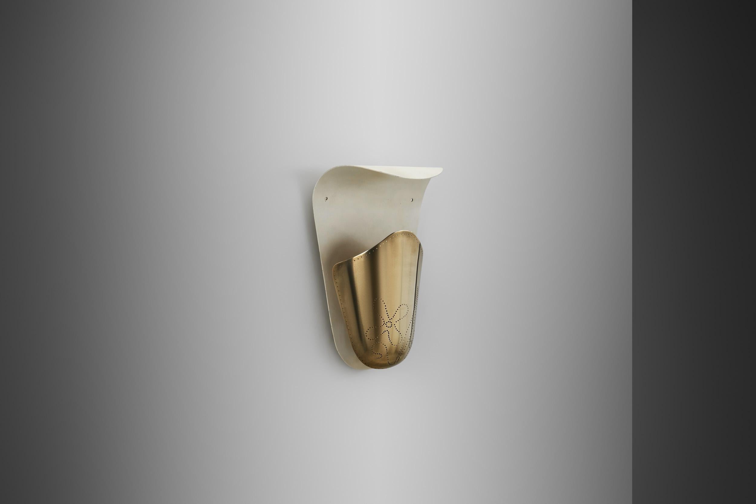 Mid-Century Modern Modèle 8596 Lampe murale en laiton par Harald Notini pour Böhlmarks, Suède années 1950 en vente
