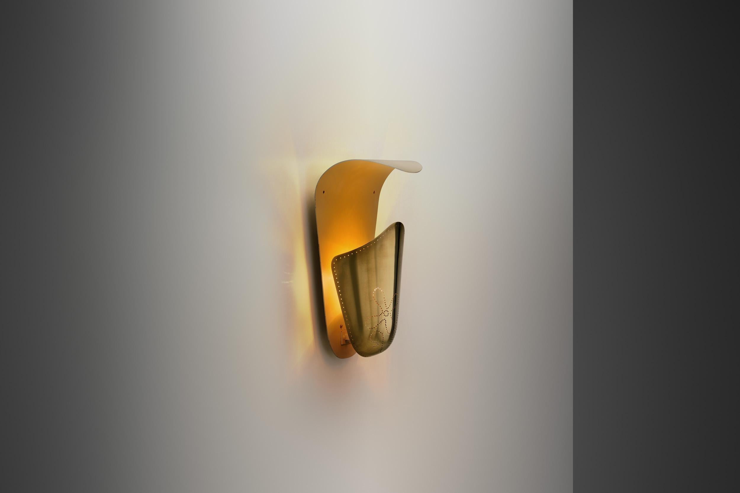 Suédois Modèle 8596 Lampe murale en laiton par Harald Notini pour Böhlmarks, Suède années 1950 en vente