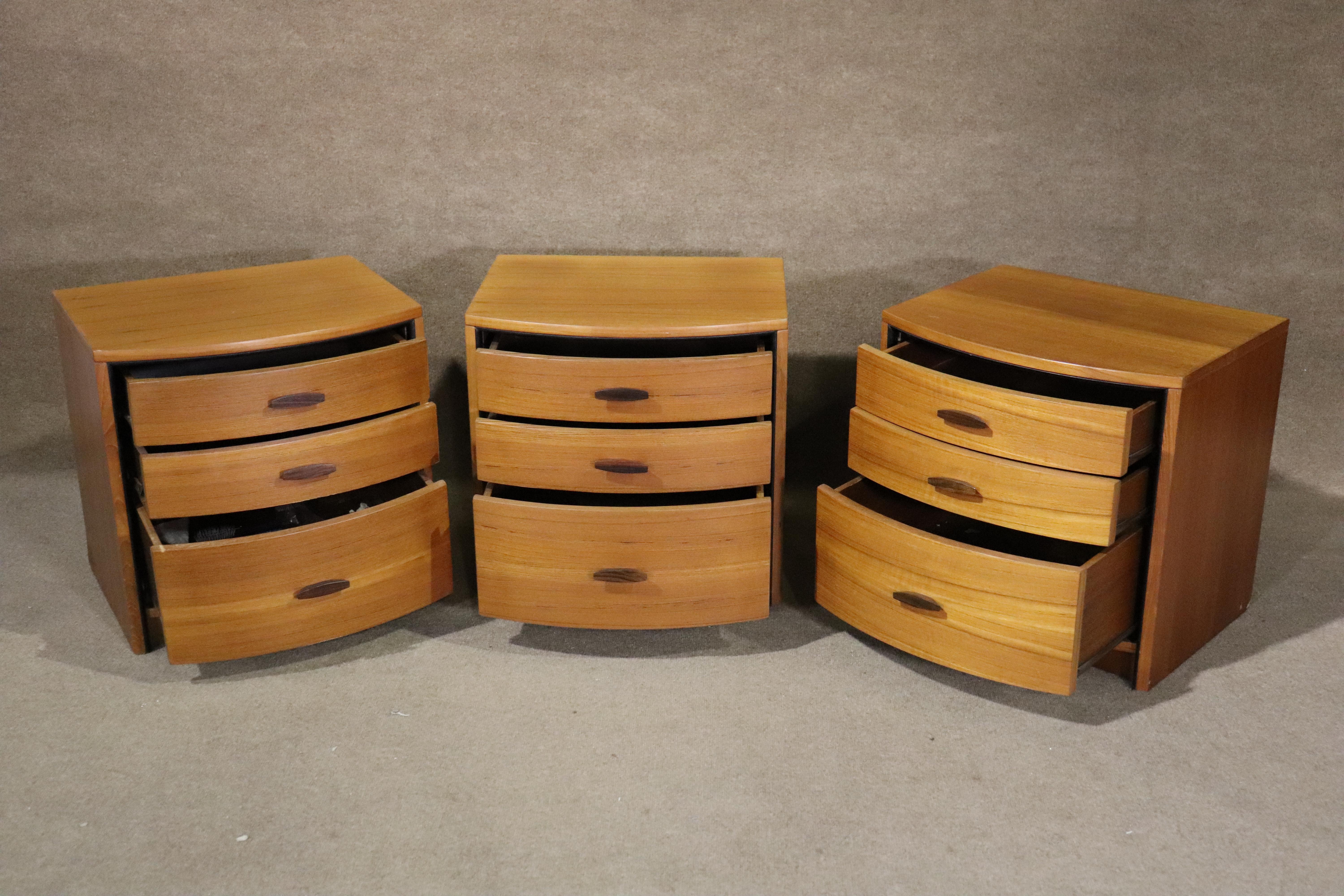 Dieser Tisch im modernen Stil der Jahrhundertmitte von Sun Cabinet hat drei Schubladen für die Aufbewahrung am Bett. Warmes Teakholz mit ergänzenden Holzgriffen.
Bitte bestätigen Sie den Standort NY oder NJ