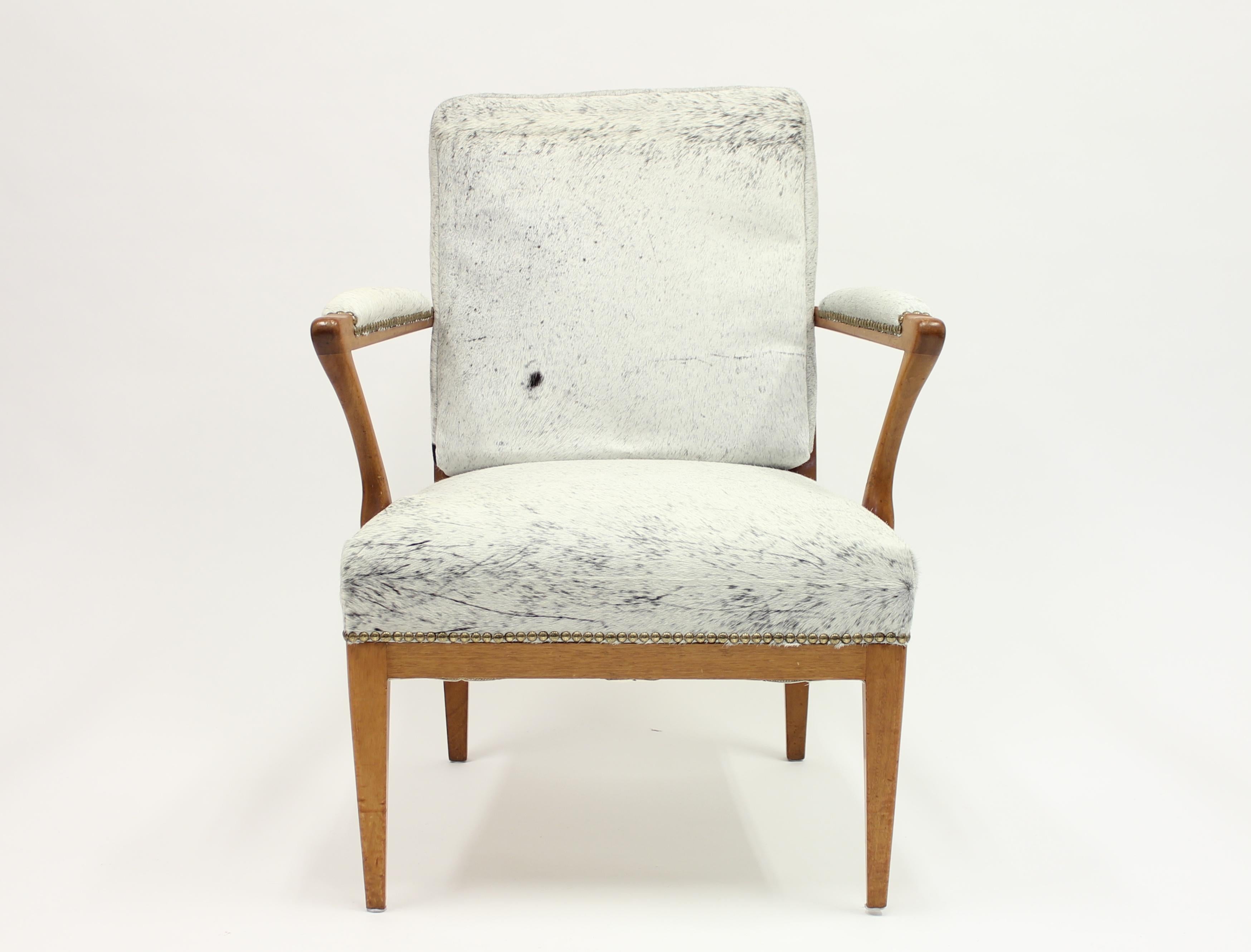 Early production Josef Frank easy chair model 868, produced by Svenskt Tenn. Frank was inspired by the lightness of some 18th century chairs when he designed this model in 1938. This example is from the midcentury and is made of mahogany, which only