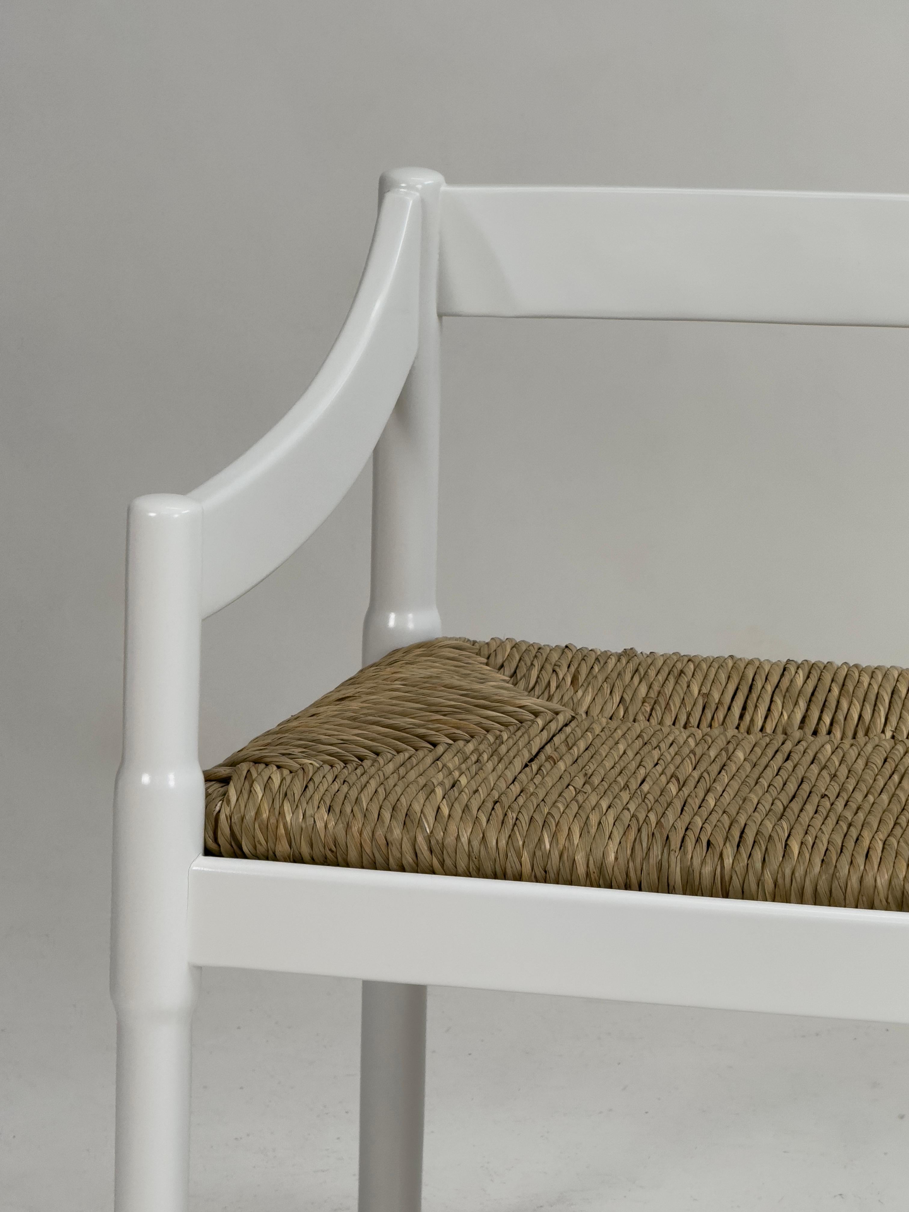Modelo 892 Banco Carimate diseñado por Vico Magistretti para Cassina, Italia, 1962

Este banco, acabado en madera lacada en blanco con asiento de paja tejida, ha sido cuidadosamente restaurado para conservar su carácter original, al tiempo que se