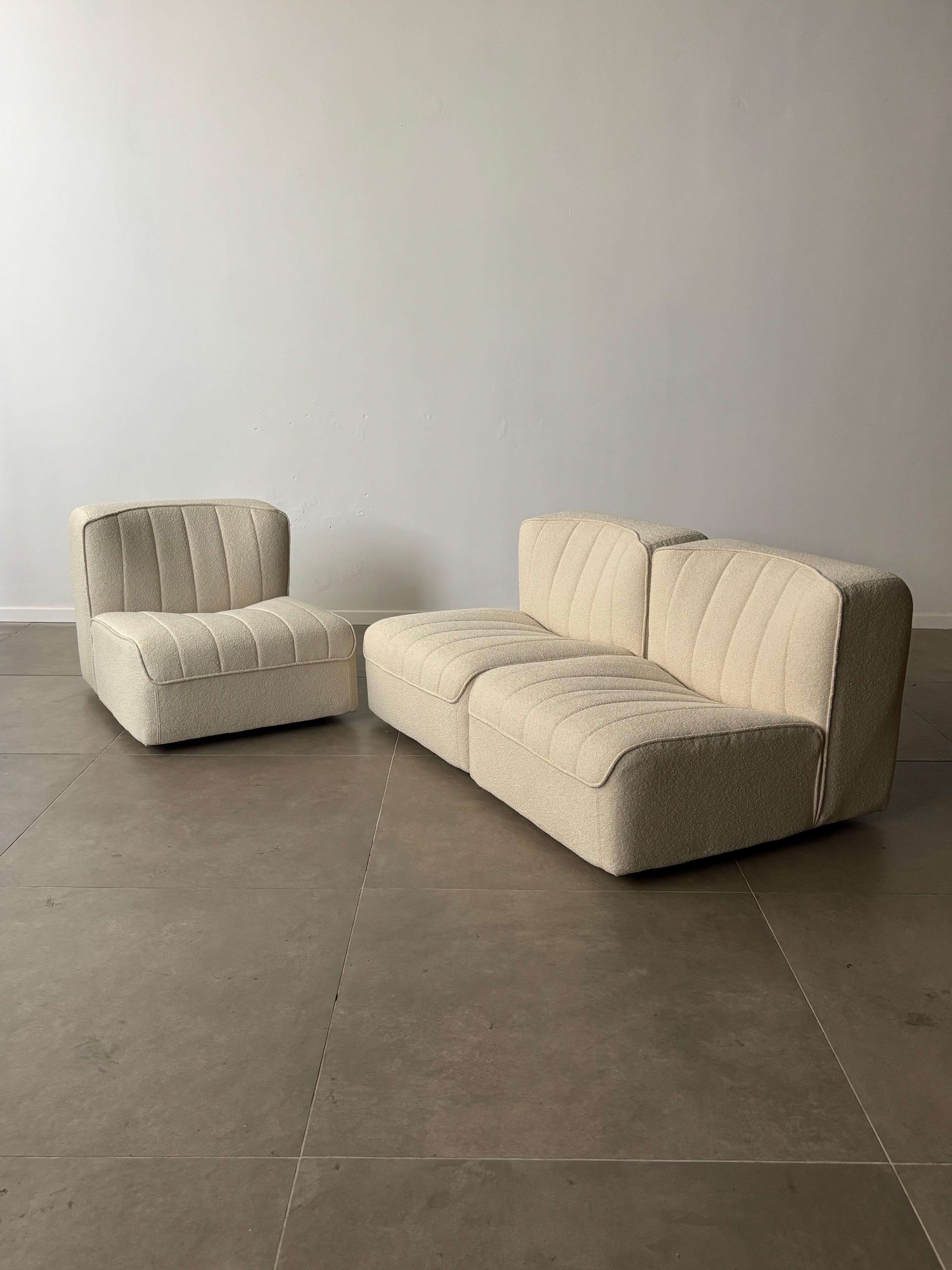 Conçu par Tito Agnoli pour Arflex dans les années 1970, le modèle 9000 est une véritable icône de la conception de canapés modulaires. Avec son esthétique épurée et contemporaine, cet ensemble de trois pièces indépendantes offre des possibilités de