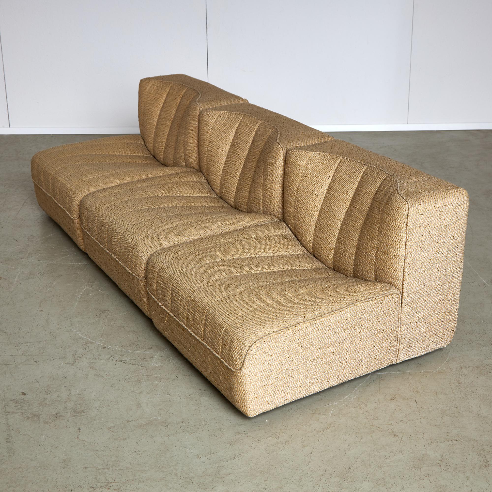The Model 9000 was designed by Tito Agnoli for Arflex during the 1970s. A true masterpiece in modular sofa design. With its clear and contemporary aesthetic, this modular sofa set, featuring three independent items, allows for endless possibilities.
