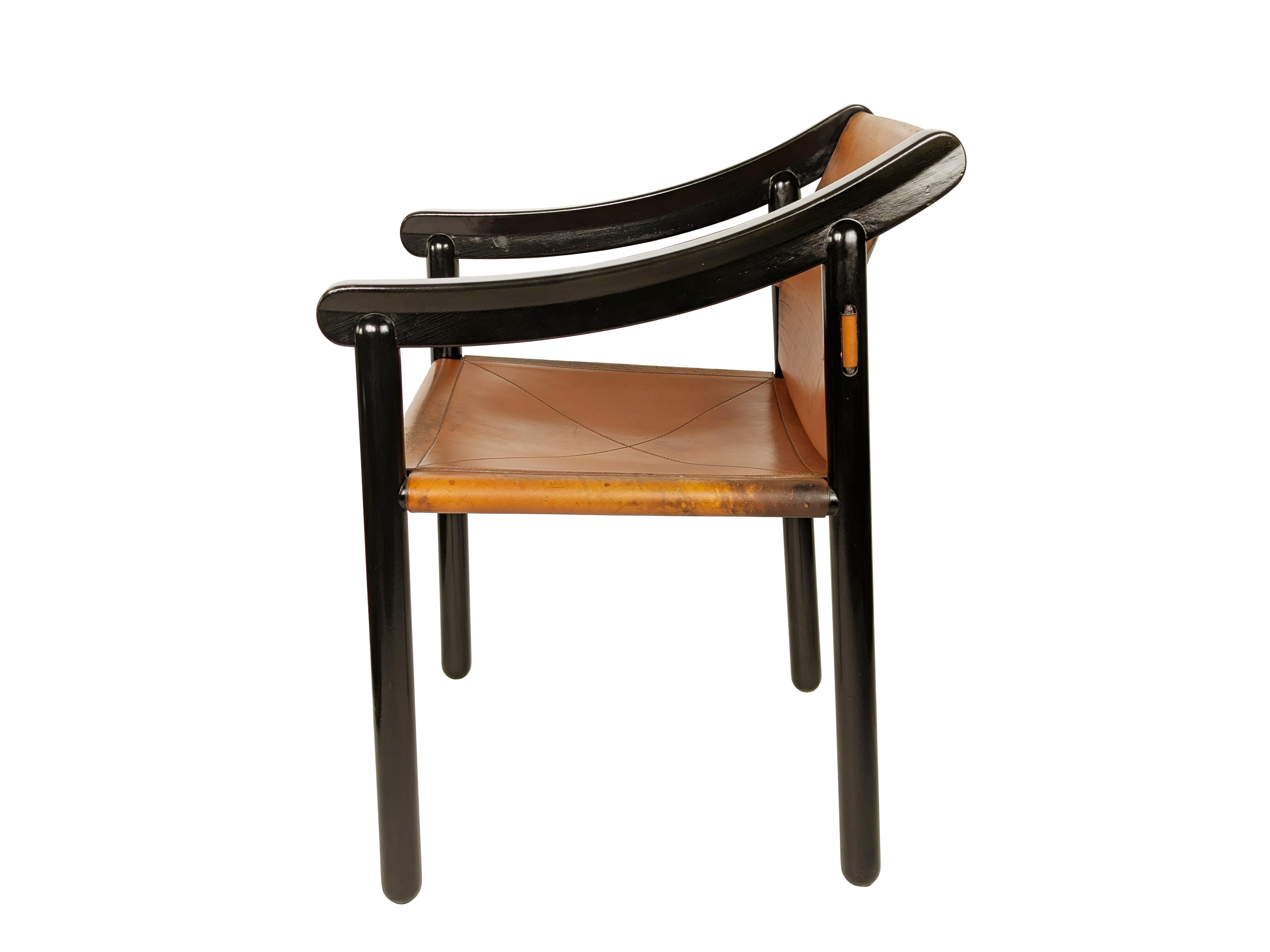 Set di 4 rare sedie da pranzo mod. 905 disegnate da Vico Magistretti per Cassina negli anni '60. Struttura in legno laccato nero con seduta e schienale in pelle rossa e nera. Le strutture in legno sono state parzialmente restaurate e ristrutturate.