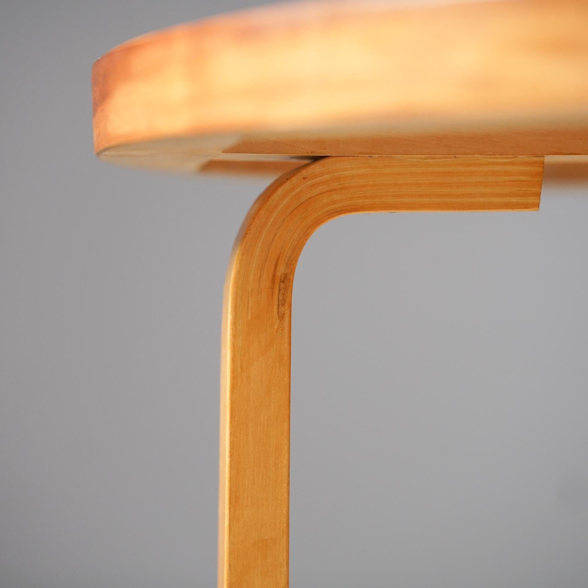 Table de salle à manger modèle 90A, conçue par Alvar Aalto, fabriquée par Oy Huonekalu- ja Rakennustyötehdas Ab, années 1950/1960. Plateau en placage d'acajou, pieds en bouleau. Bon état vintage, patine d'usage. 

Alvar Aalto (1898-1976) est