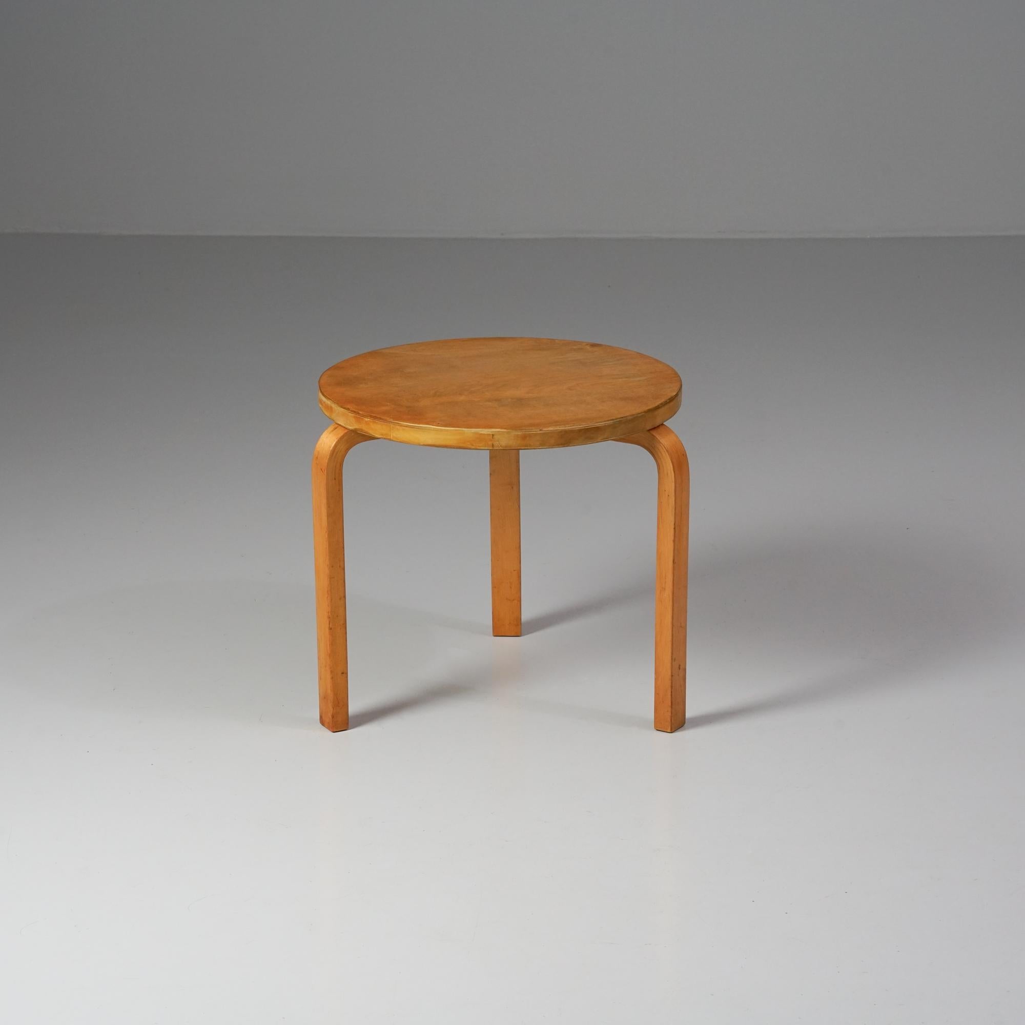 Runder Beistelltisch Modell 90D, entworfen von Alvar Aalto, hergestellt von Oy Huonekalu- ja Rakennutehdas Oy, 1940/1950er Jahre. Birke. Markiert. Guter Vintage-Zustand, Patina im Einklang mit Alter und Gebrauch. 

Alvar Aalto (1898-1976) ist