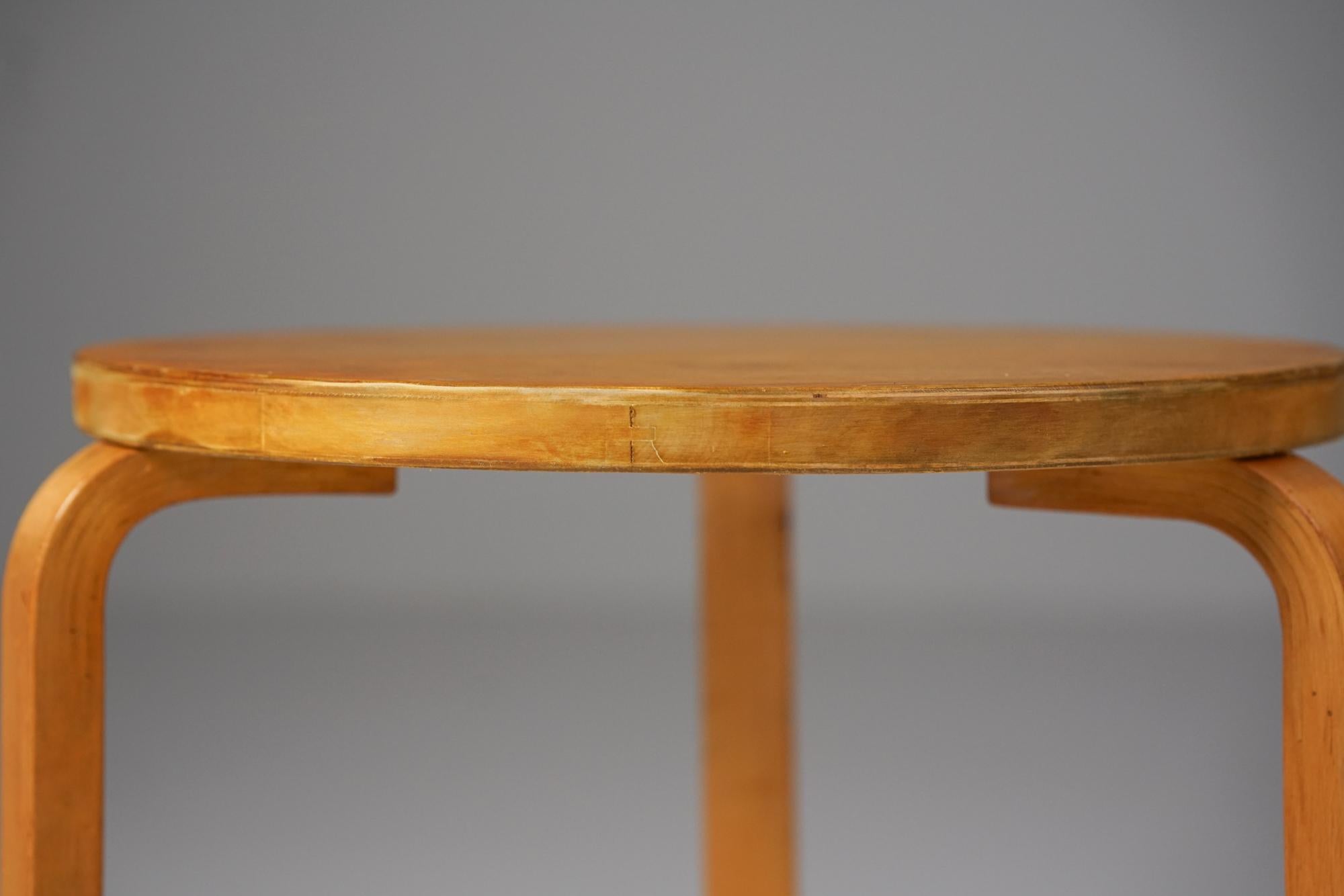 Model No. 90D Runder Beistelltisch, Alvar Aalto, Oy Huonekalu- ja Rakennutehdas Oy, 1940 (Finnisch) im Angebot