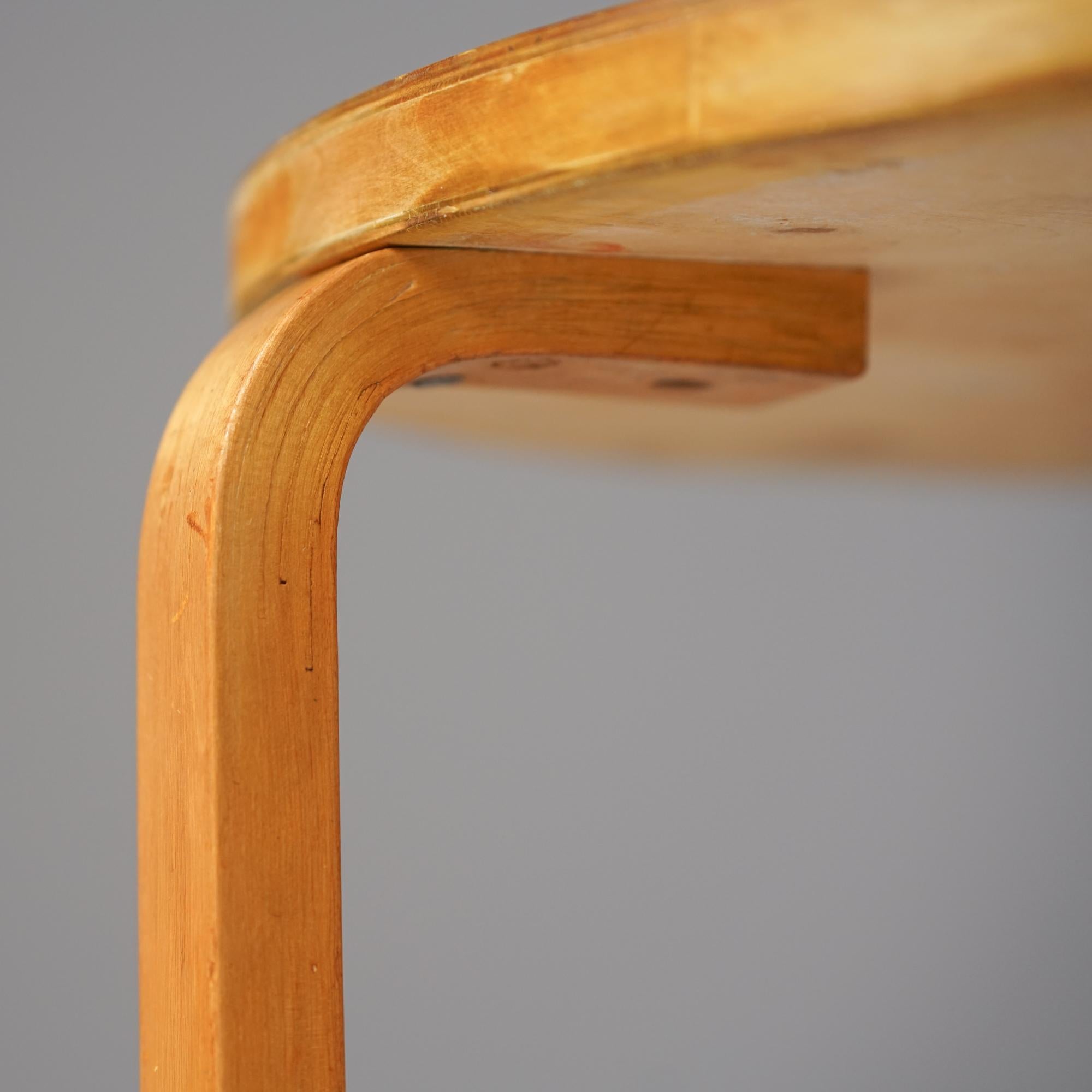 Model No. 90D Runder Beistelltisch, Alvar Aalto, Oy Huonekalu- ja Rakennutehdas Oy, 1940 im Zustand „Gut“ im Angebot in Helsinki, Uusimaa
