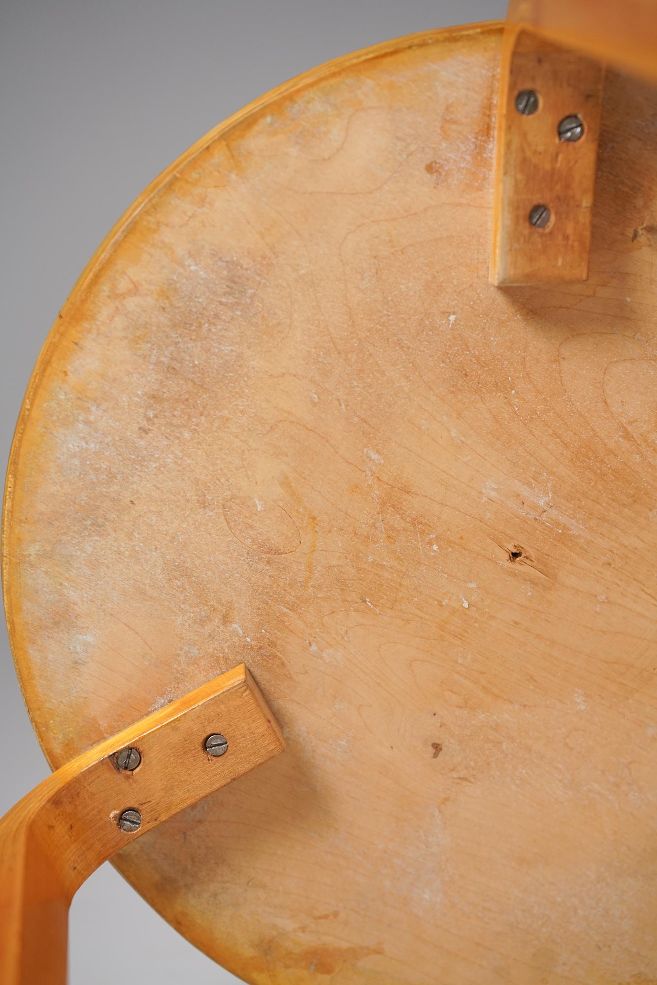 Model No. 90D Runder Beistelltisch, Alvar Aalto, Oy Huonekalu- ja Rakennutehdas Oy, 1940 (Mitte des 20. Jahrhunderts) im Angebot