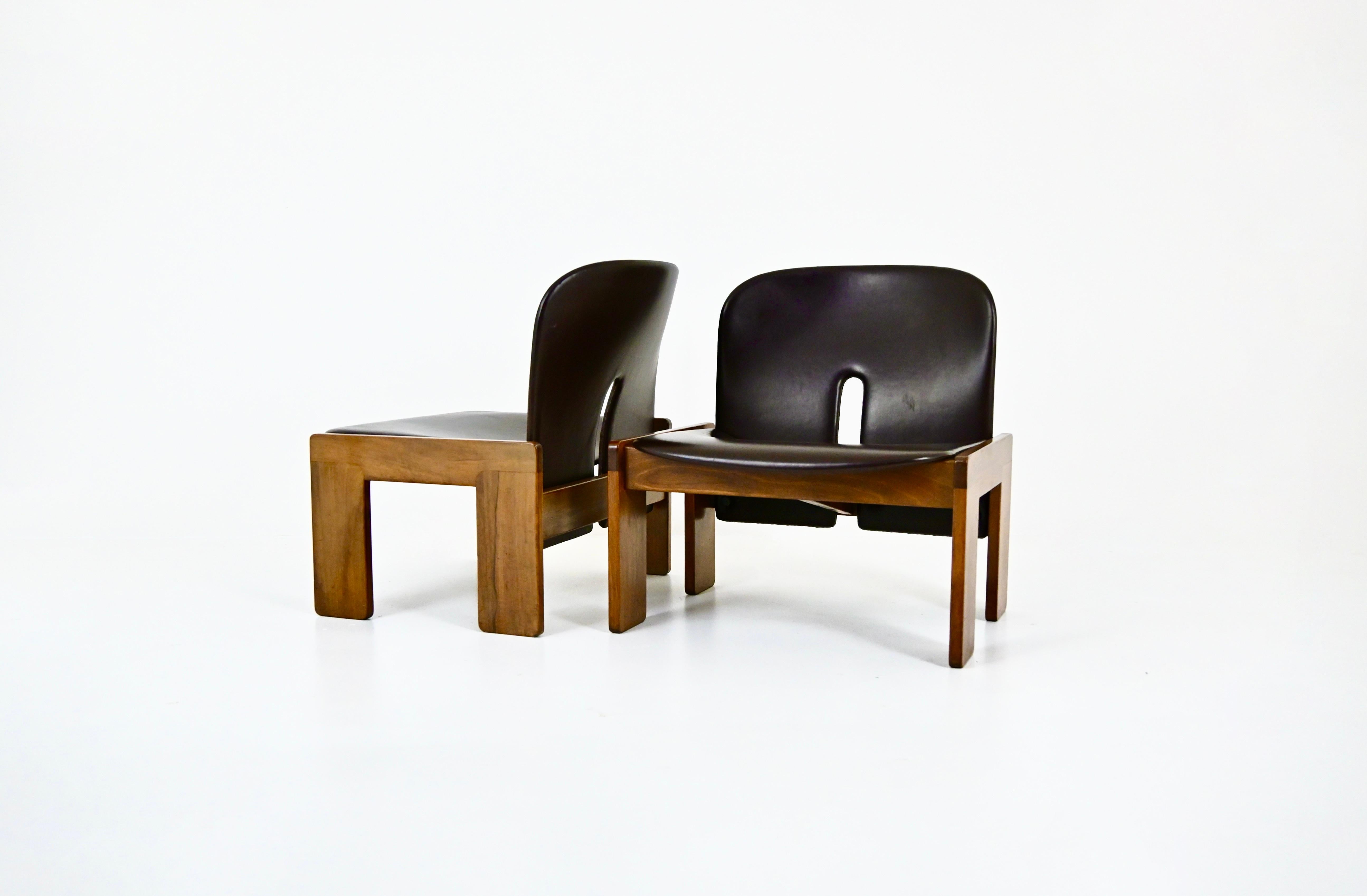 Conjunto de 2 sillas de cuero y madera de color marrón oscuro diseñadas por Afra & Tobia Scarpa. Modèle: 925. Estampado Cassina.  Altura del asiento 37 cm. Desgaste debido al tiempo y a la edad.
PARA EL ENVÍO, CONSÚLTANOS PARA RECIBIR EL MEJOR PRECIO