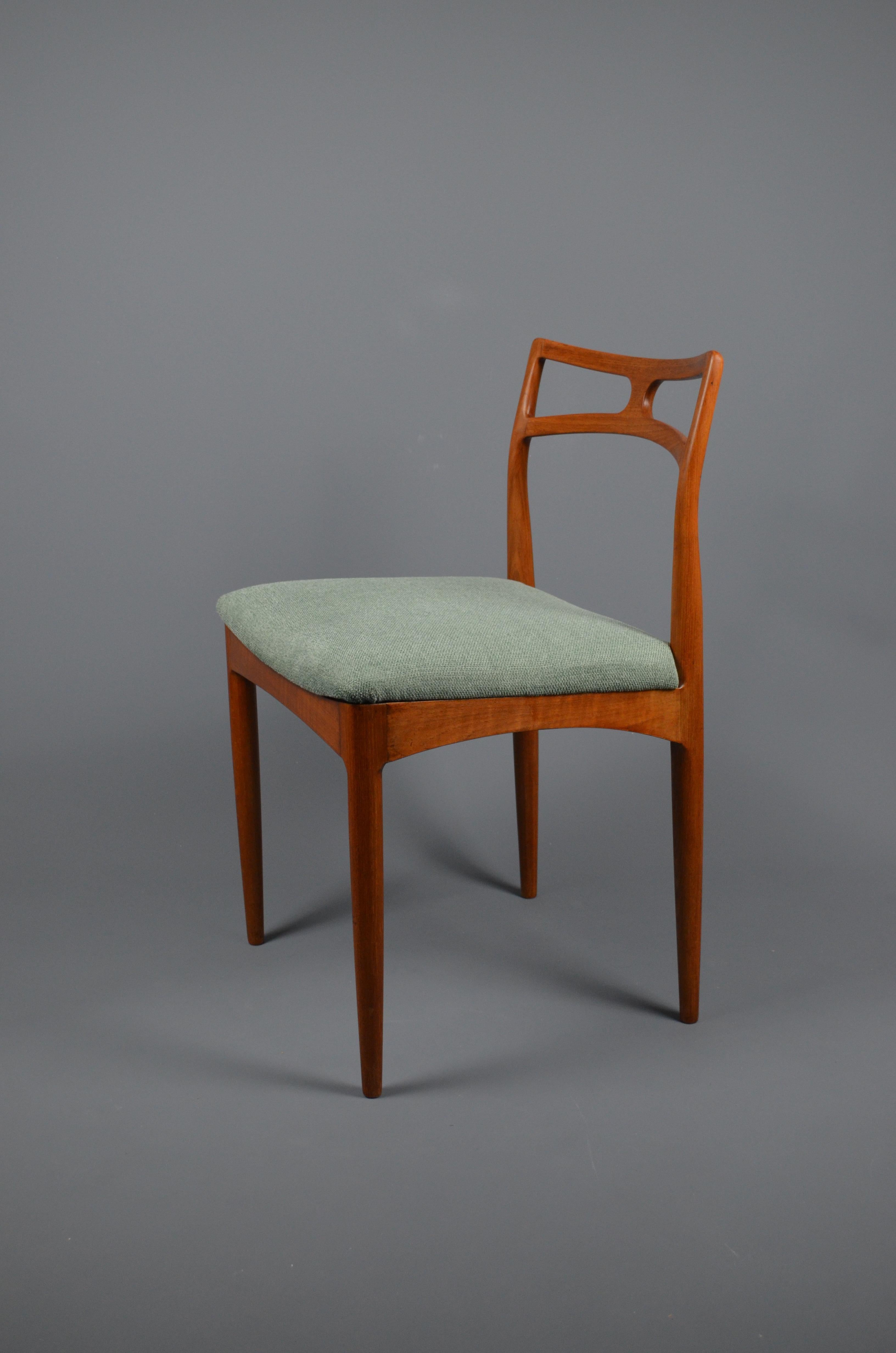 Grande design. Il telaio in legno di teak è stato rifinito ed è in ottime condizioni. La sedia è stata rivestita con un tessuto resistente e di buona qualità. Un pezzo bellissimo