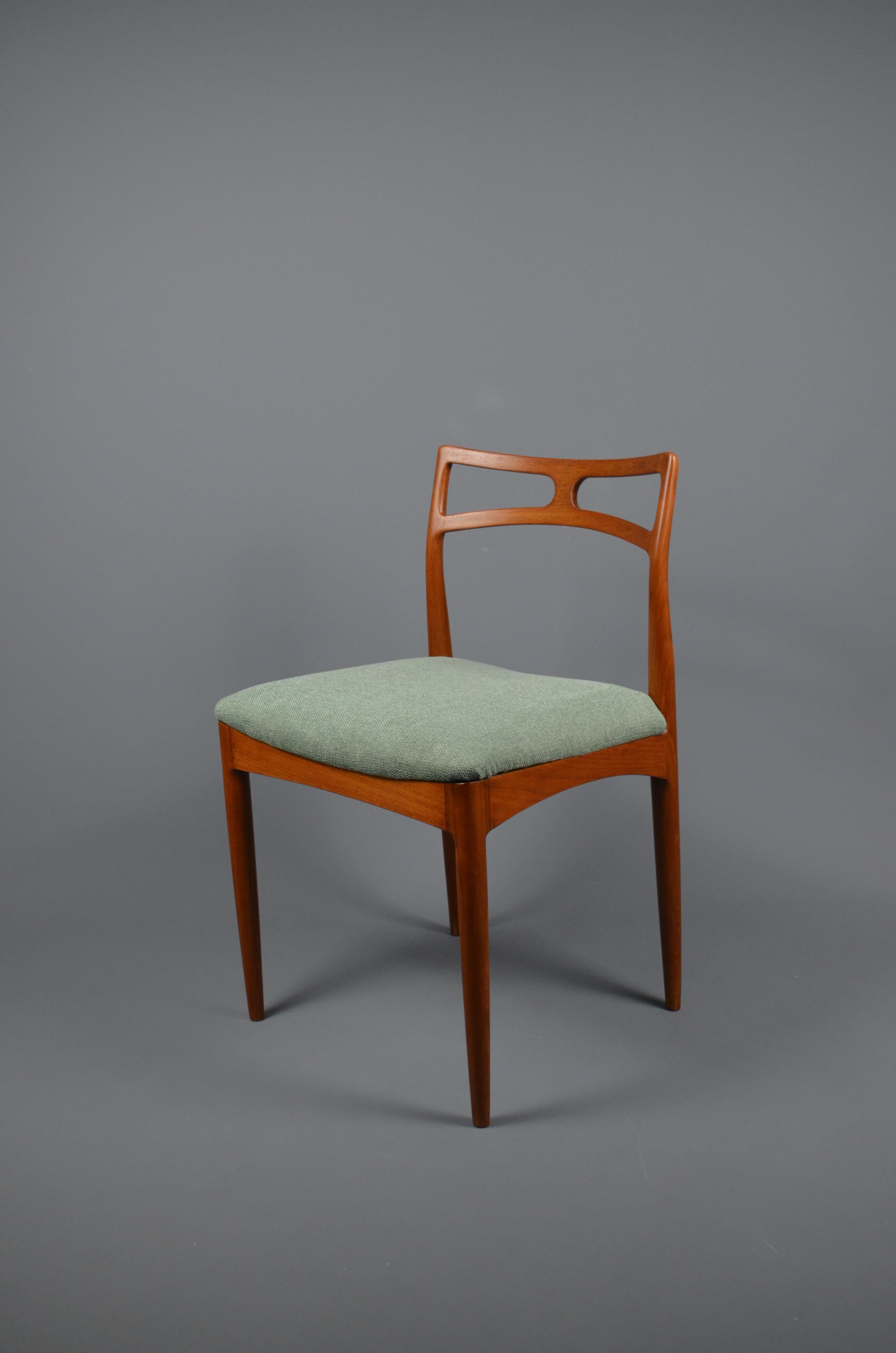 Grande design. Il telaio in legno di teak è stato rifinito ed è in ottime condizioni. La sedia è stata rivestita con un tessuto resistente e di buona qualità. Un pezzo bellissimo