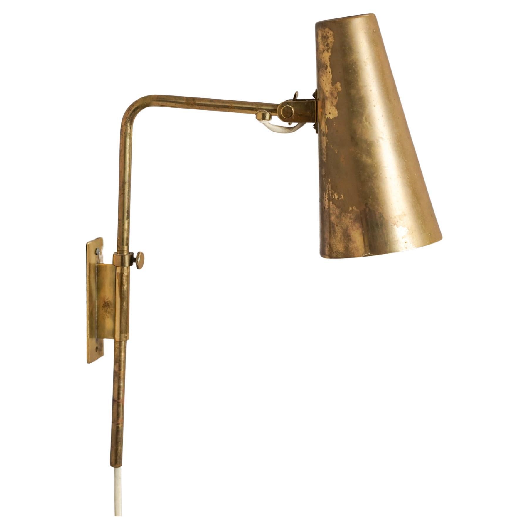 Model 9459 wall light by Paavo Tynell from Idman Oy from the 1940/1950s. Brass. Good vintage condition, minor patina and wear consistent with age and use. Iconic Paavo Tynell design.