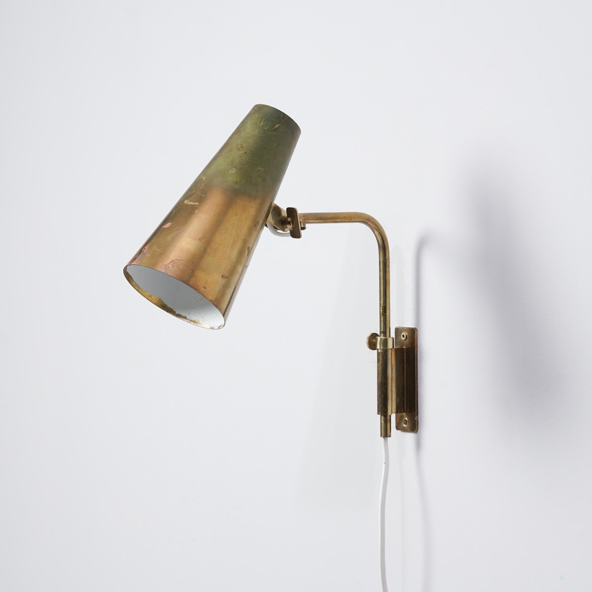 Model 9459 wall light, design Paavo Tynell, manufactured by Taito Oy, 1950s. Brass. Marked. The shade is adjustable. Good vintage condition, patina consistent with age and use. The brass parts are possible to polish by request. 

Paavo Tynell