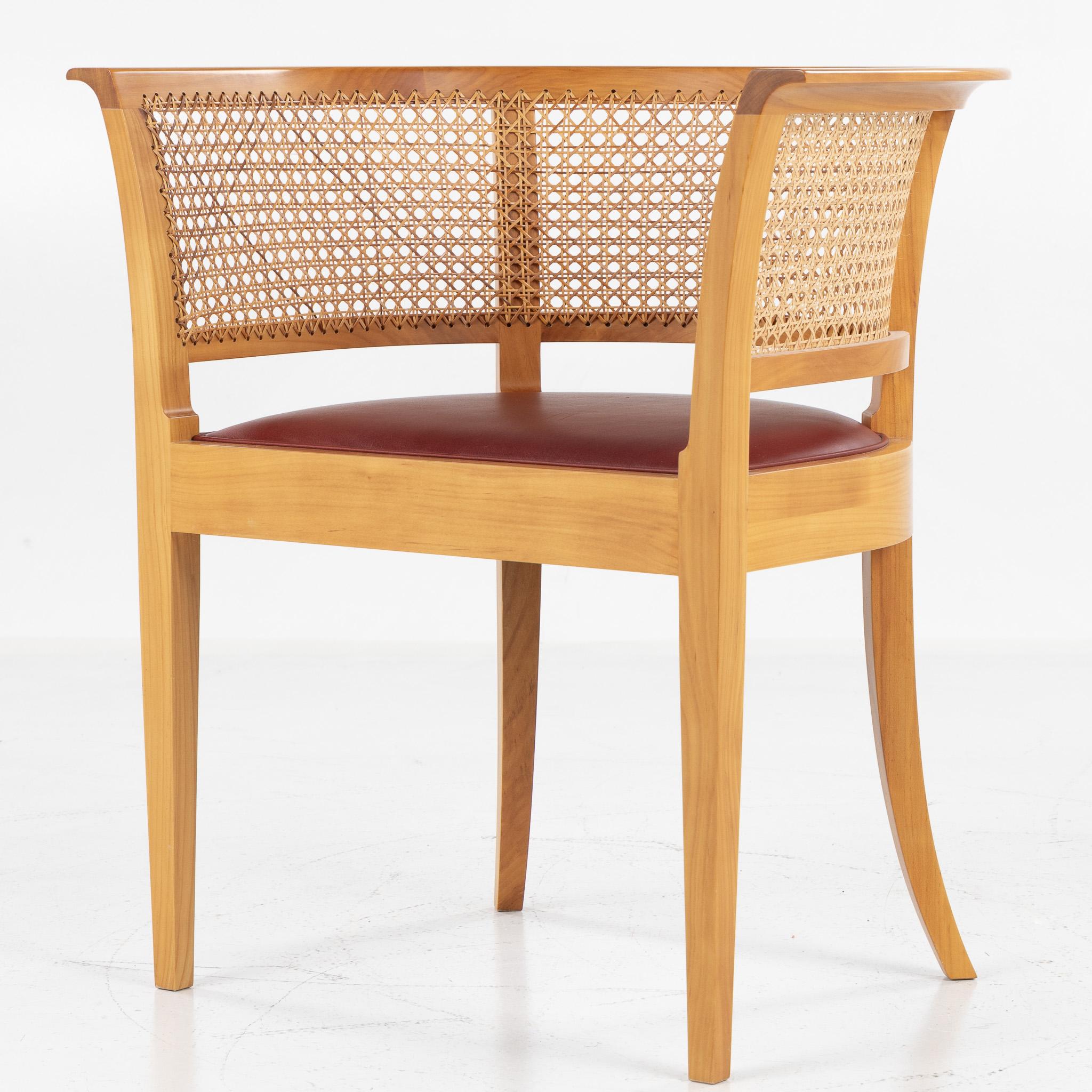 Modello 9662 - Sedia 'Faaborg' in legno di olmo con seduta in pelle rossa patinata. 
Progettato da Kaare Klint e realizzato da Rud Rasmussen Snedkerier.