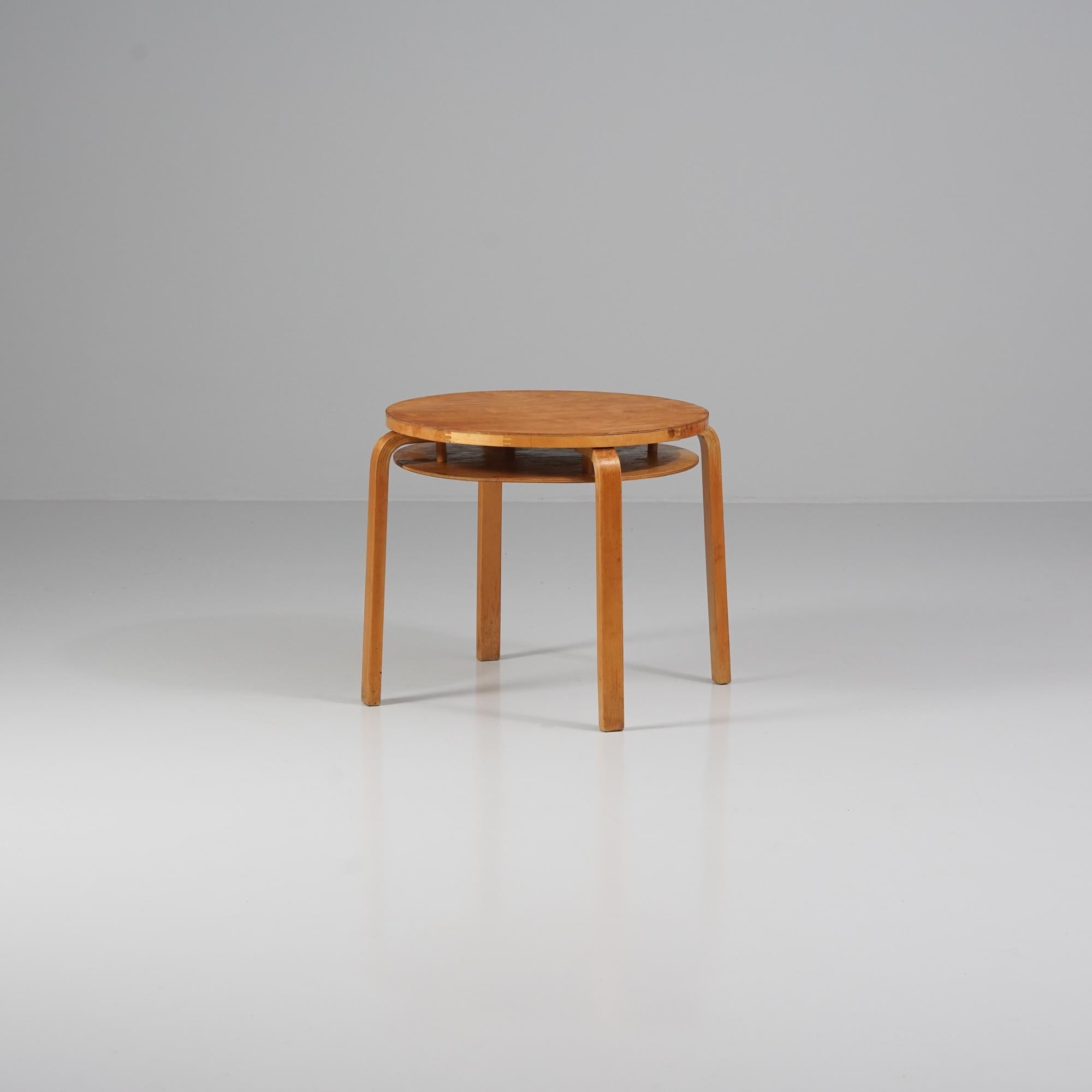 Table basse / table club modèle A70, design Alvar Aalto, fabriquée par Oy Huonekalu- ja Rakennustyötehdas Ab, années 1940/1950. Birch. Bon état vintage, patine et usure correspondant à l'âge et à l'utilisation. 

Alvar Aalto (1898-1976) est