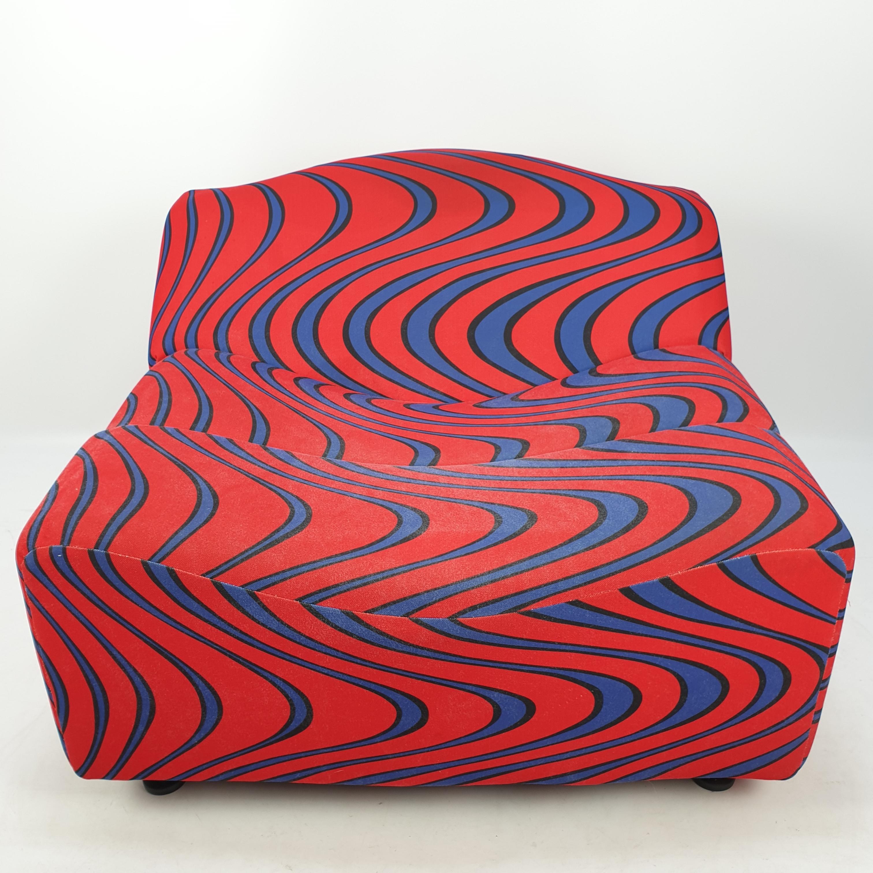 Étonnant canapé sculptural ABCD à une place, conçu par Pierre Paulin pour Artifort en 1968. Le canapé est composé de trois segments distincts caractérisés par des courbes en forme de vagues. Les sièges incurvés et légèrement inclinés offrent à