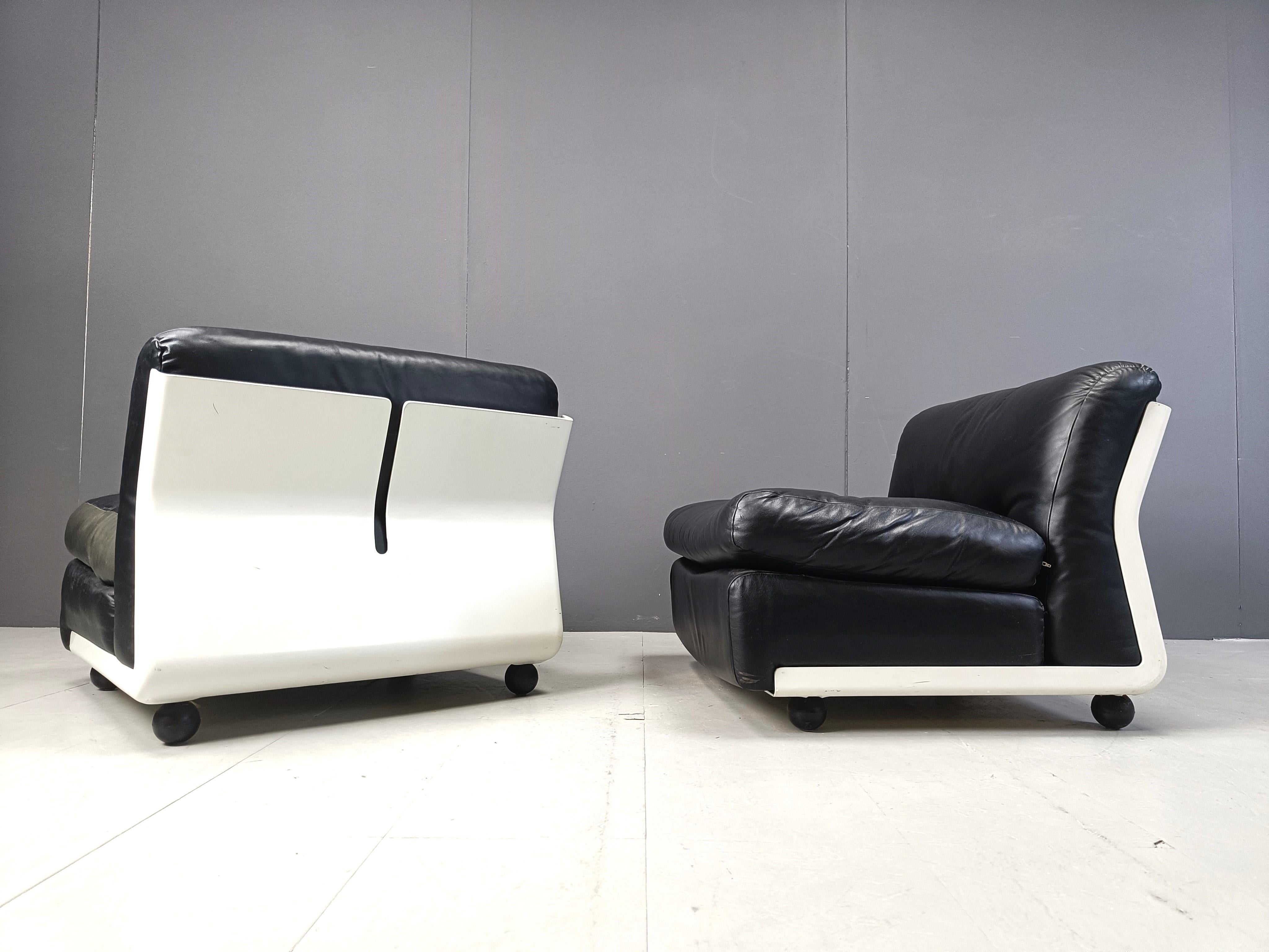 Pair of mid century model 'Amanta' sofa's/lounge chairs designed by Mario Bellini for B&B Italia.

Space age design classic that never gets old.

Beautiful black leather upholstery.

Good condition wit normal signs of wear.

1970s -