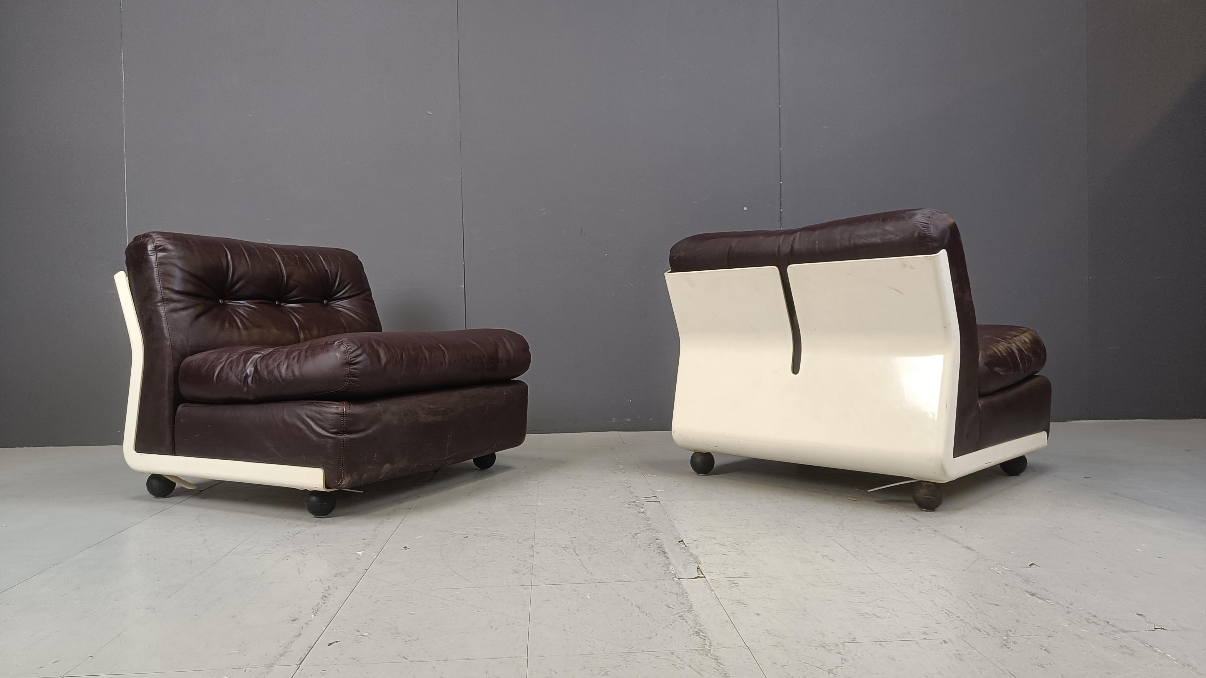 Pair of mid century model 'Amanta' sofa's/lounge chairs designed by Mario Bellini for B&B Italia.

Space age design classic that never gets old.

Beautiful chocolate brown leather upholstery.

Good condition wit normal signs of wear.

1970s -