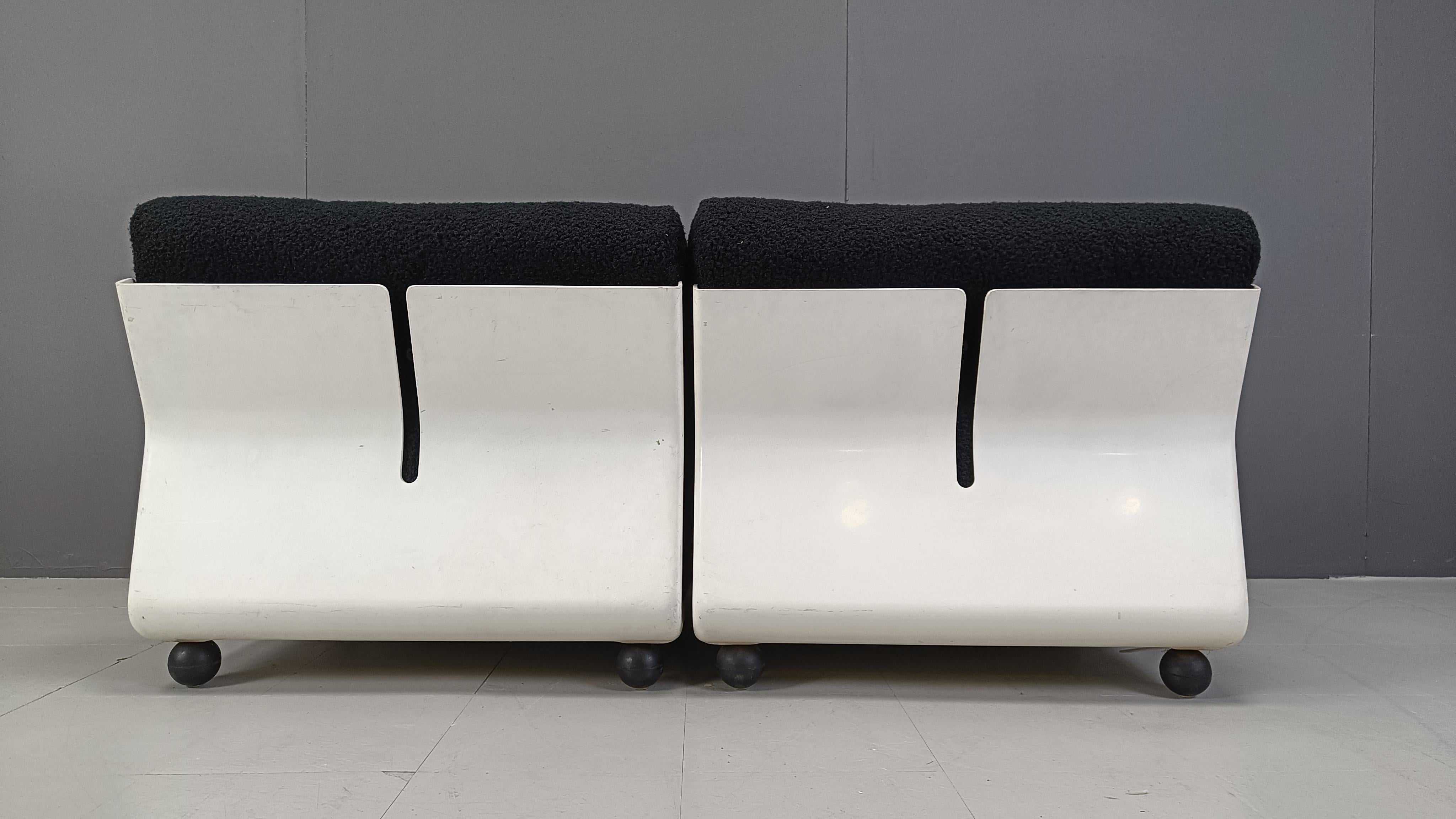 Sofas/Loungesessel des Modells 'Amanta' aus der Mitte des Jahrhunderts, entworfen von Mario Bellini für C&B Italia.

Ein Designklassiker des Weltraumzeitalters, der nie alt wird.

Neu gepolstert mit schwarzem Stoff.

190er Jahre -