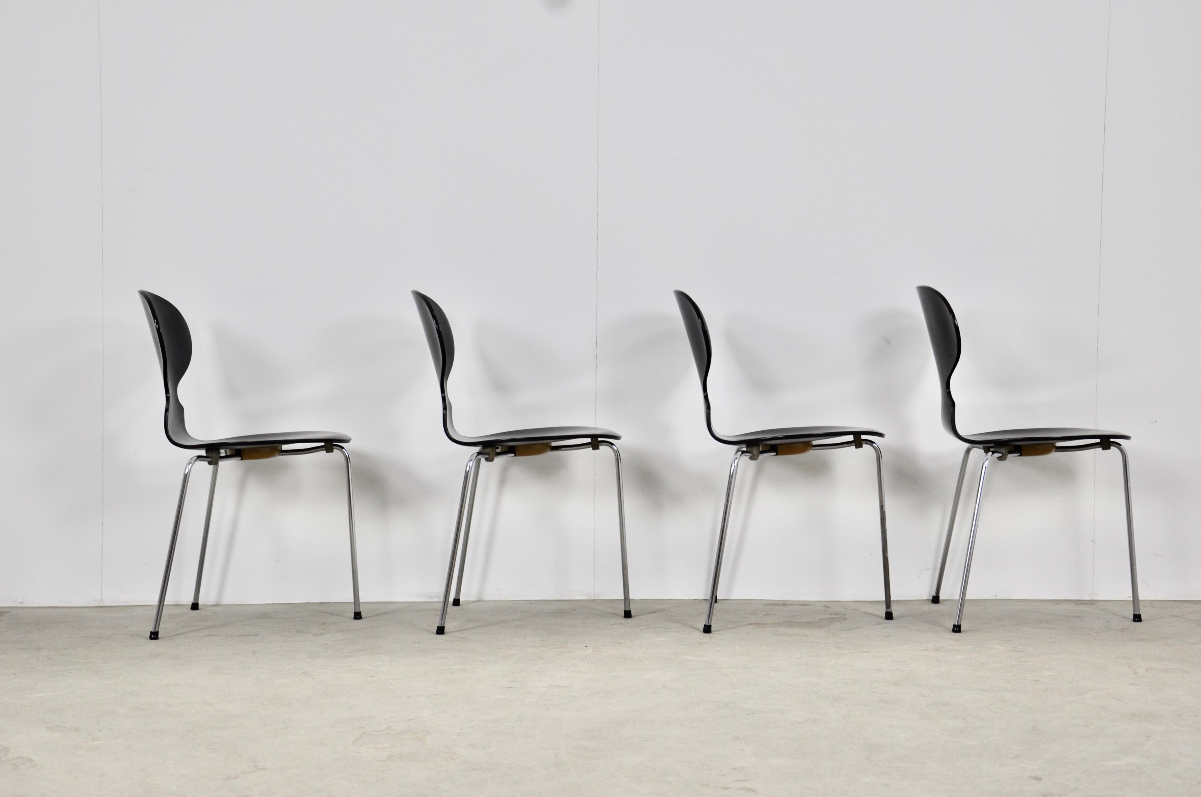 Set of 4 chairs in wood and metal in black color. Seat height: 43cm. Wear due to time and age of the chairs.