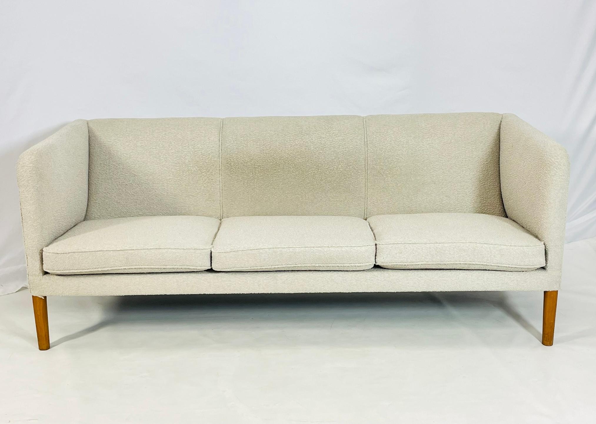 Canapé 3 places vintage avec coussins d'assise à ressorts conçu en 1950 par Hans Wegner modèle AP 18s produit par AP Stolen.

Ce canapé 3 places élégant et classique au design danois offre un excellent confort d'assise dans un cadre élancé aux côtés