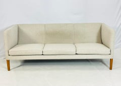 Divano a 3 posti Model AP18 di Hans J. Wegner per A.P. Stolen
