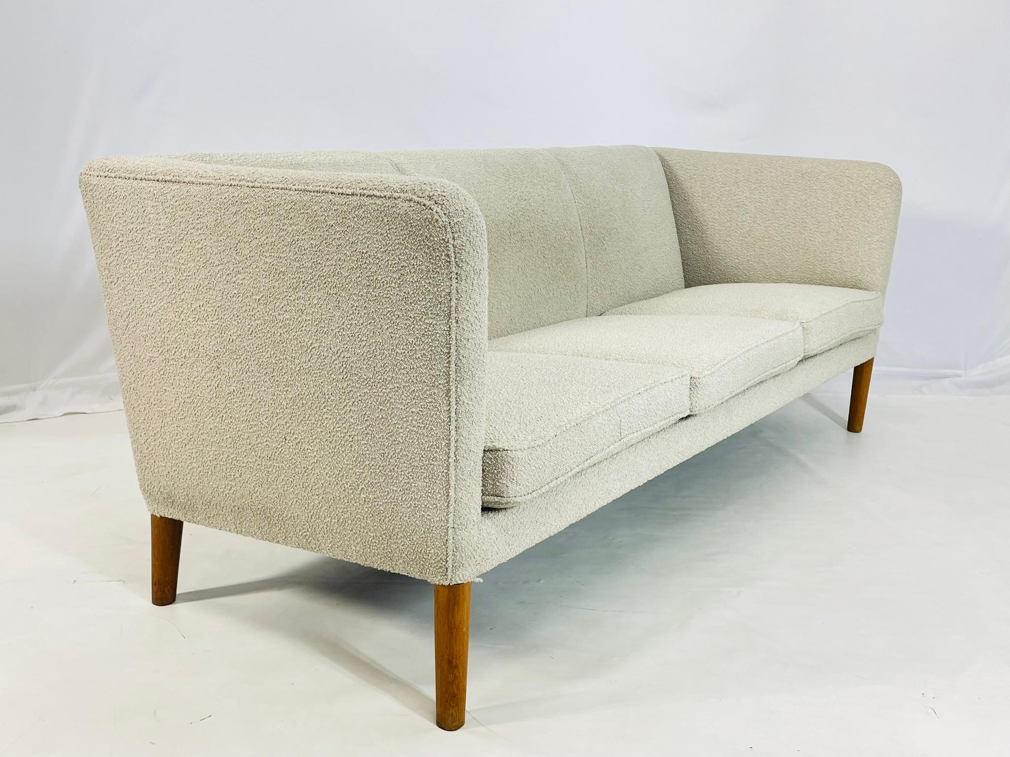 Modèle AP18 Canapé 3 places par Hans J. Wegner pour A.P. Stolen Bon état - En vente à Los Angeles, CA