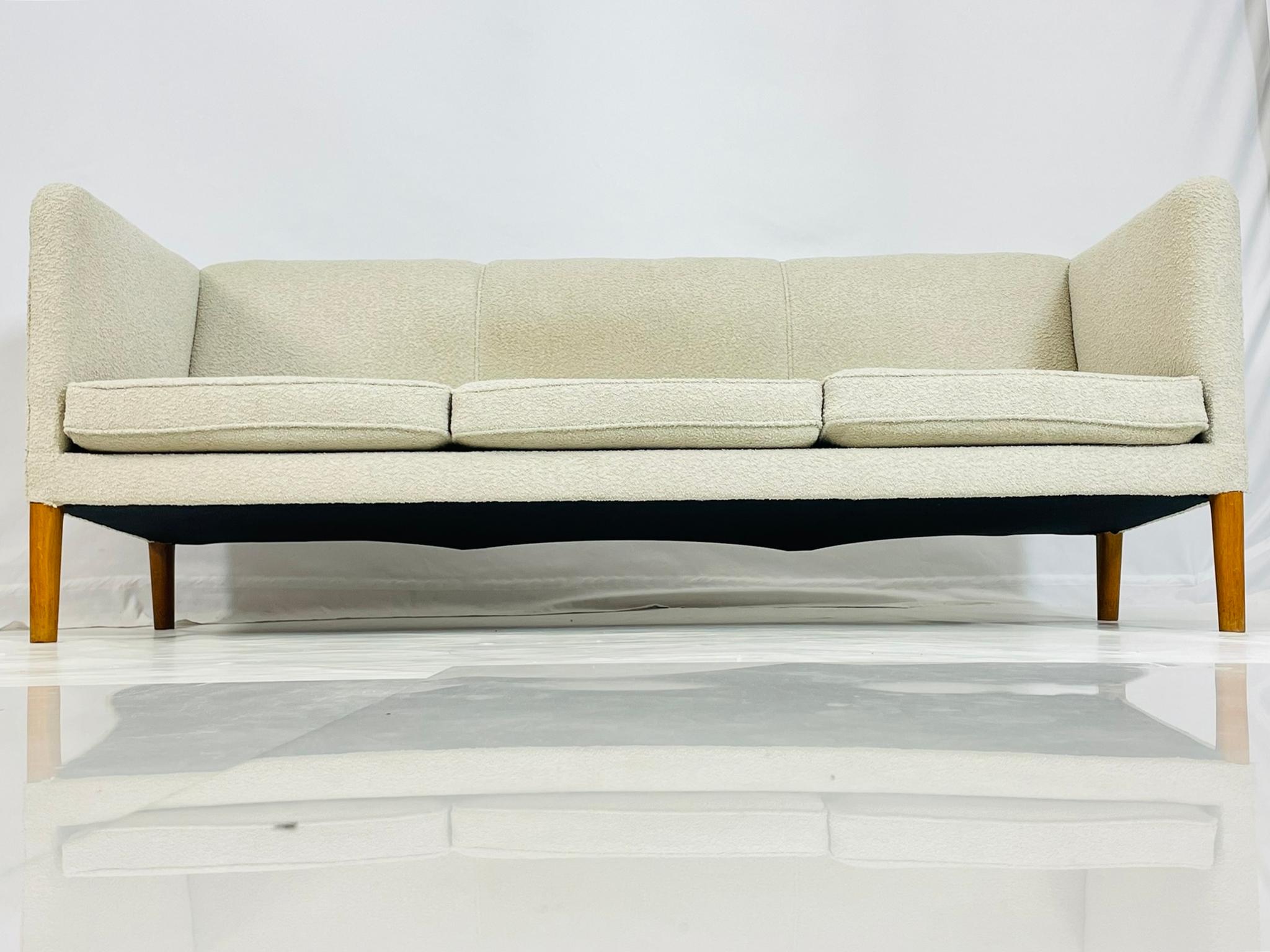Milieu du XXe siècle Modèle AP18 Canapé 3 places par Hans J. Wegner pour A.P. Stolen en vente