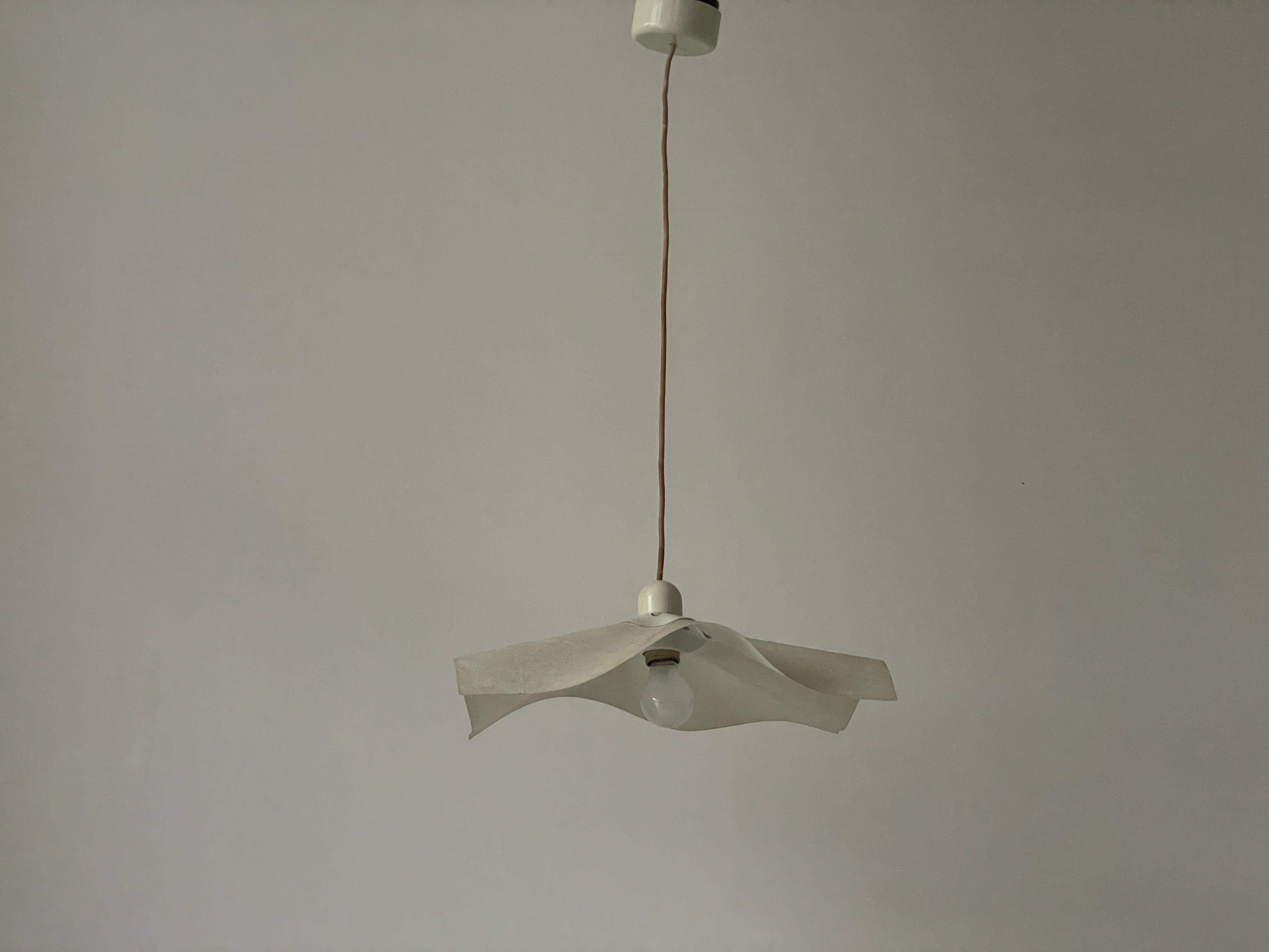 Lámpara de techo de suspensión Model Area 50 de Mario Bellini para Artemide, años 70, Italia
Lámpara colgante de diseño elegante

La pantalla está en buen estado y muy limpia. 
Esta lámpara funciona con bombilla E27
Con cable y apto para su uso con