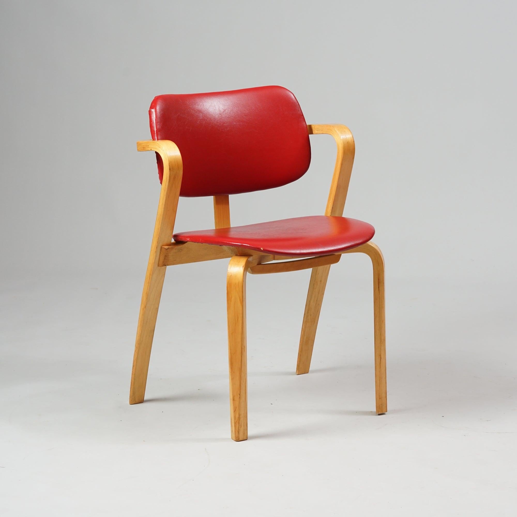 Sedie modello Aslak, disegnate da Ilmari Tapiovaara, prodotte da Asko, anni '60. Sei pezzi in totale, venduti separatamente. Struttura in betulla, sedili in ecopelle rossa. Buone condizioni vintage, patina coerente con l'età e l'uso. 

Ilmari