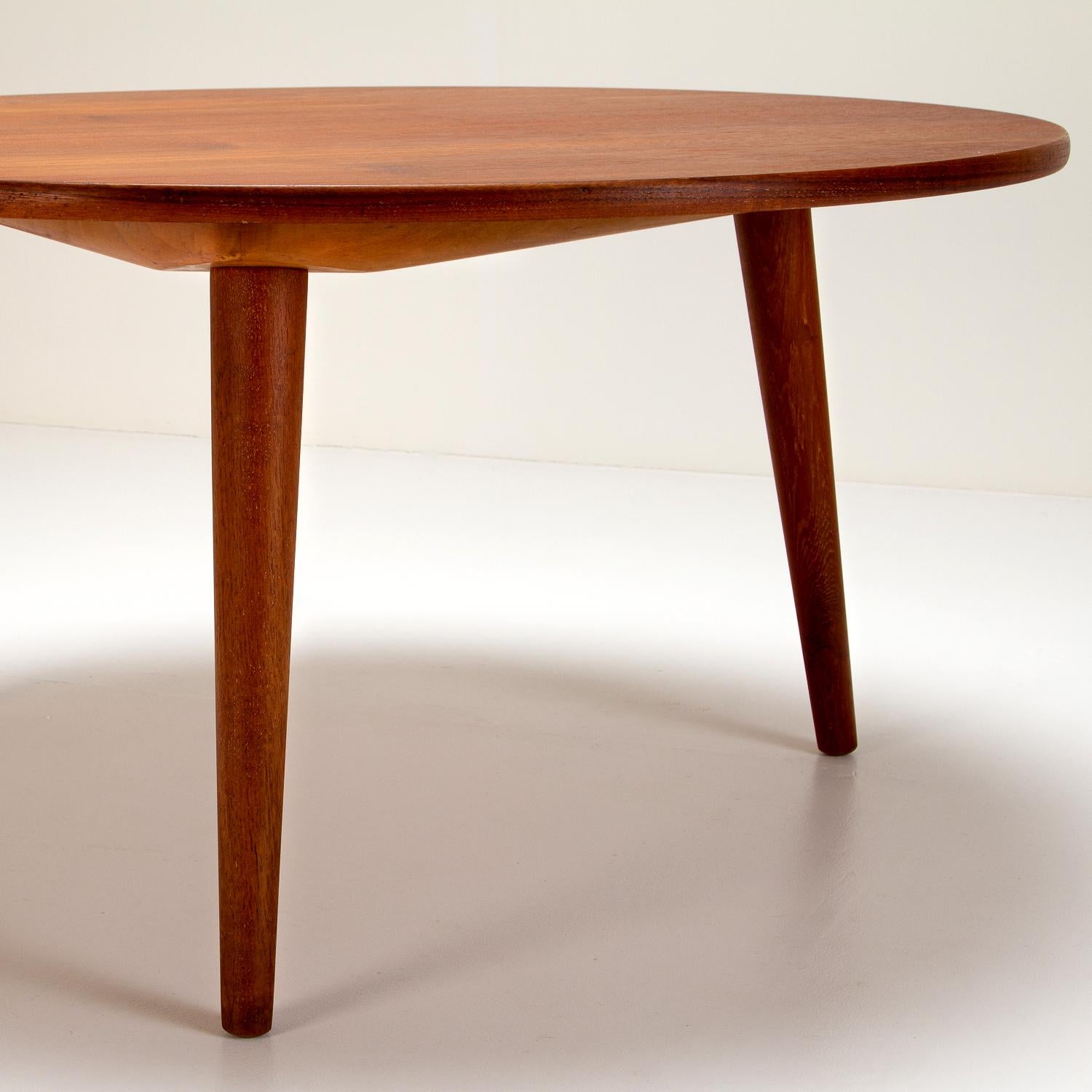 Mid-20th Century Model AT 8 Teak Coffee Table by Hans Wegner for Andreas Tuck, Denmark, 1950s For Sale