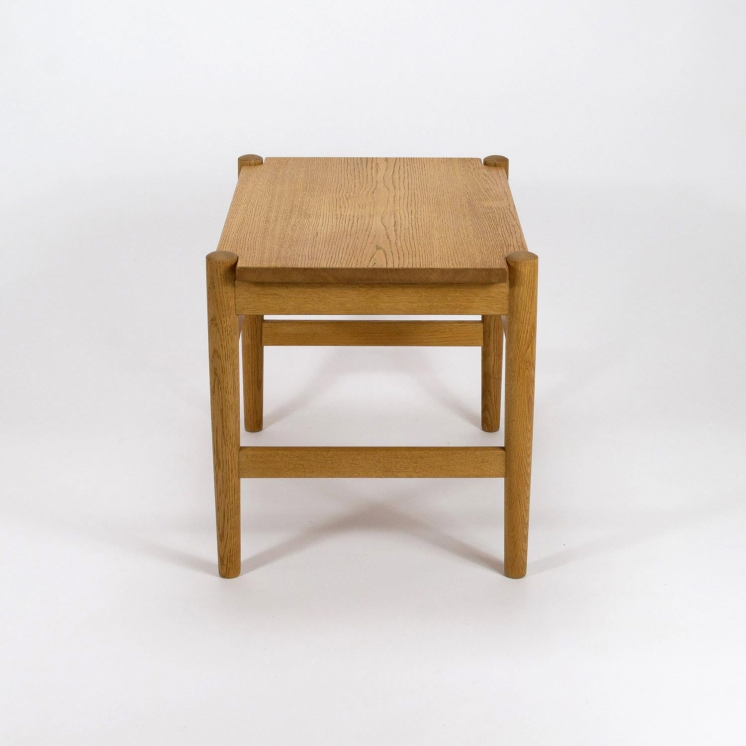 A solid oak midcentury model AT50 coffee table by Hans Wegner for cabinetmaker Andreas Tuck, Denmark, 1960s, with reversible top. Good vintage condition, the table has been cleaned and refinished using traditional Danish soap treatment. The
