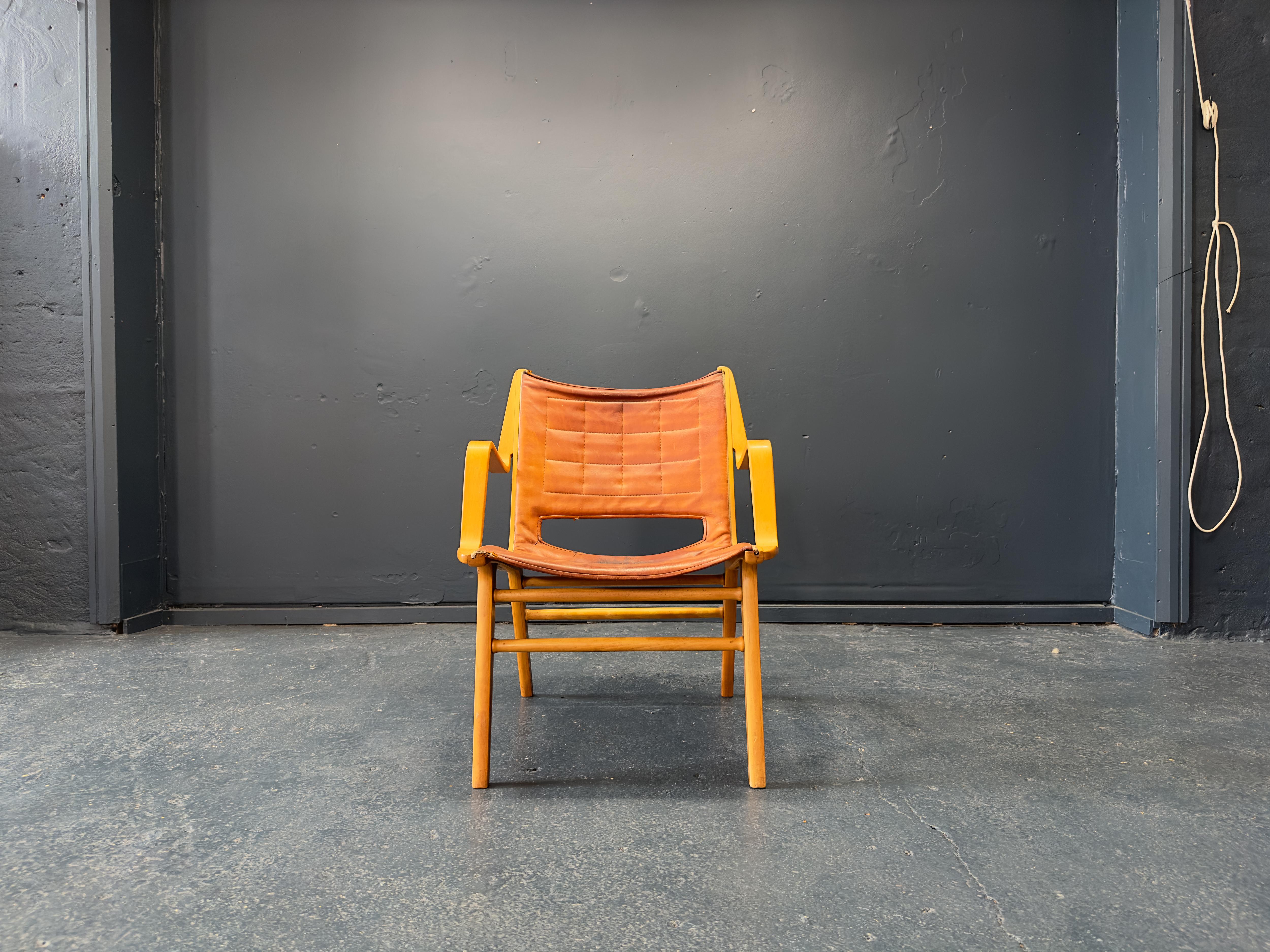 Cette chaise emblématique est le modèle AX 6060 créé par Peter Hvidt & Orla Mølgaard-Nielsen pour Fritz Hansen dans les années 1950. Le modèle présente des lignes douces et incurvées et des détails magnifiquement travaillés. Sa structure est en