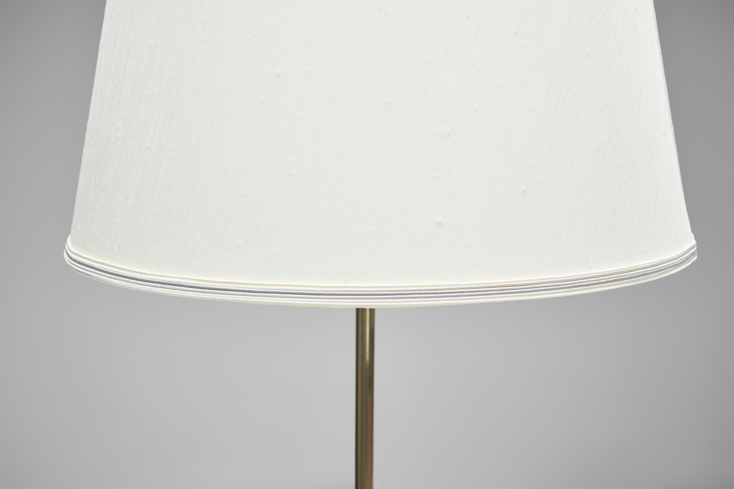 Lámpara de mesa de latón modelo 