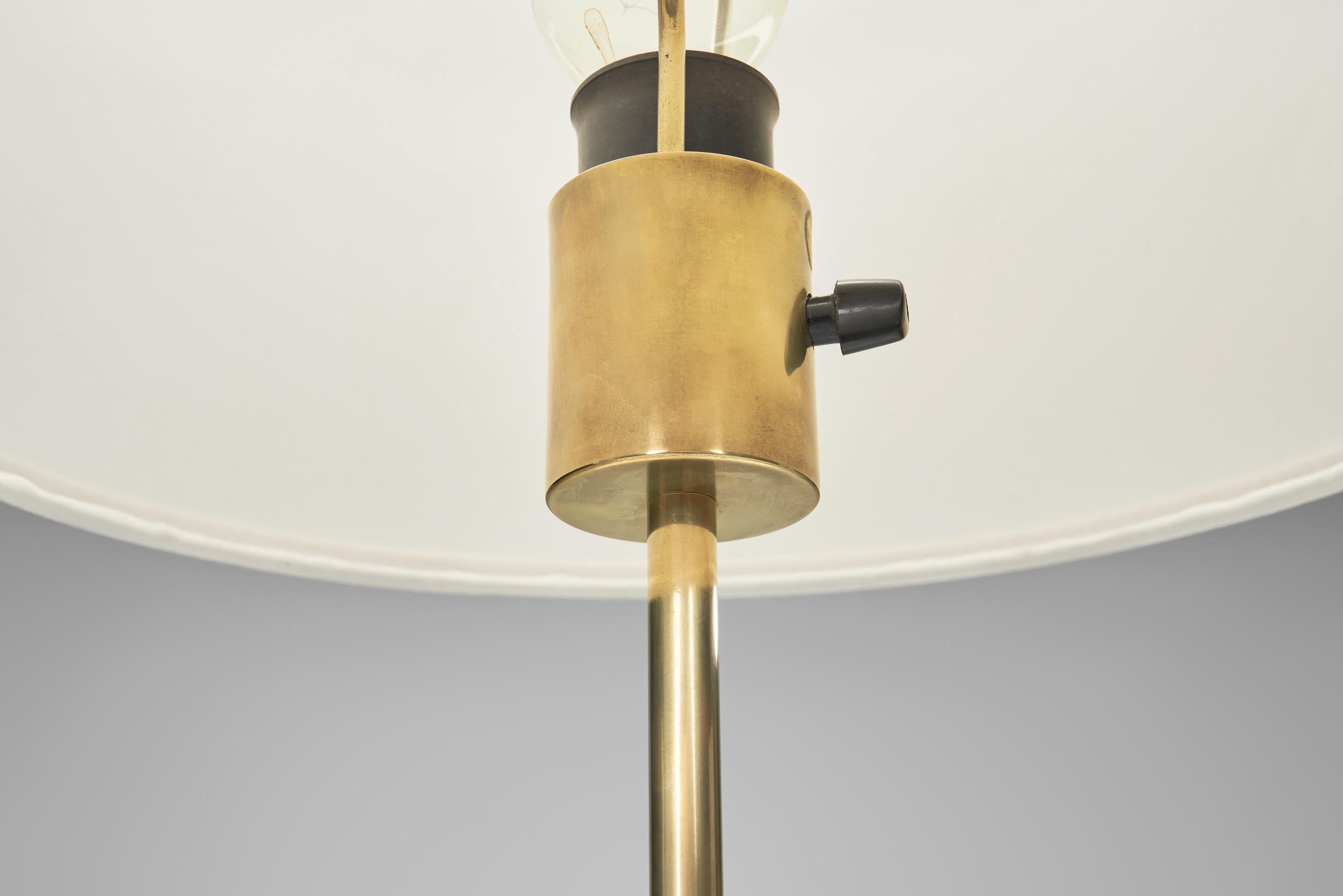 Lámpara de mesa de latón modelo 