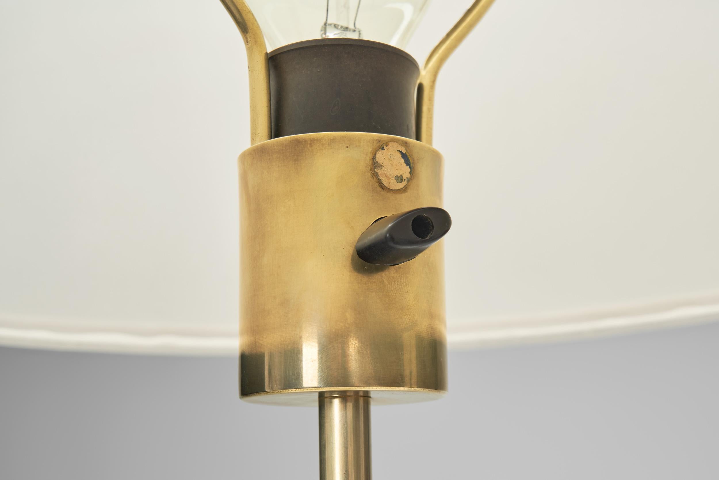 Lámpara de mesa de latón modelo 