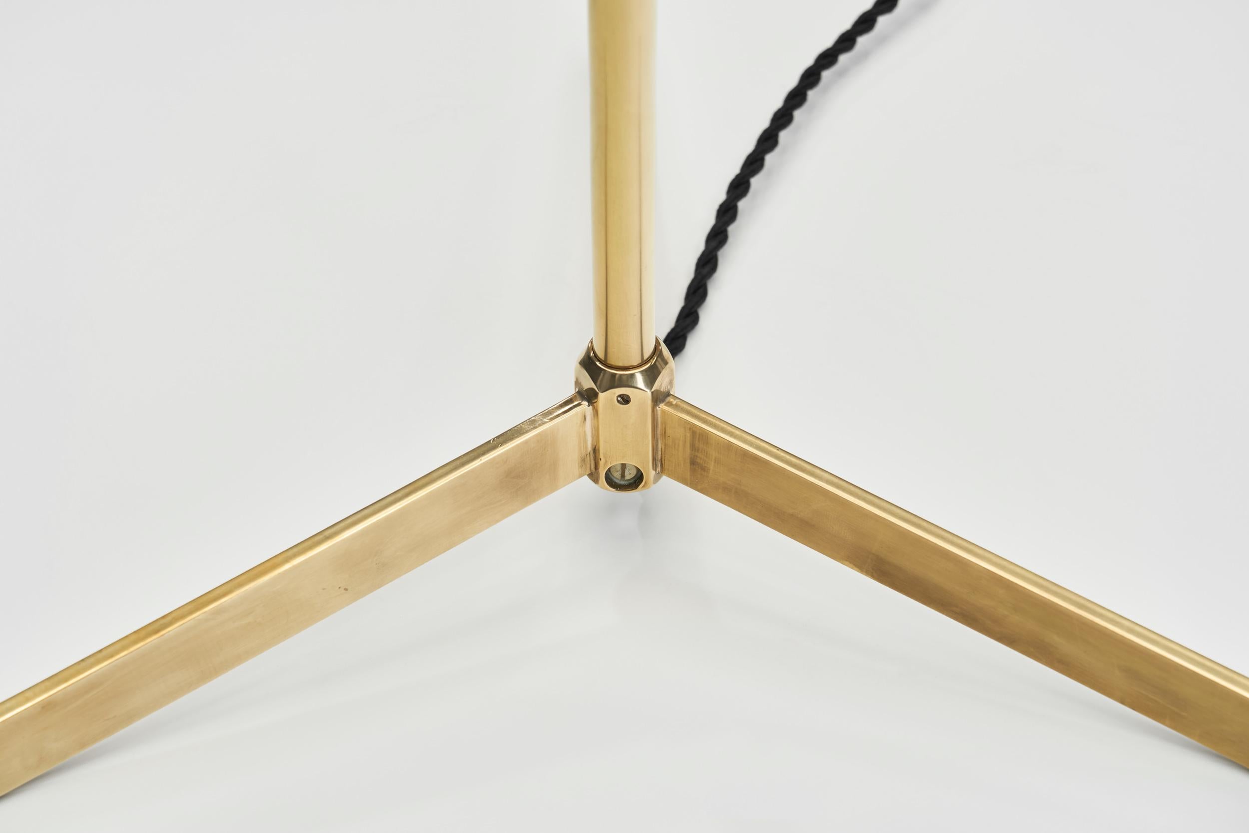 Lámpara de mesa de latón modelo 