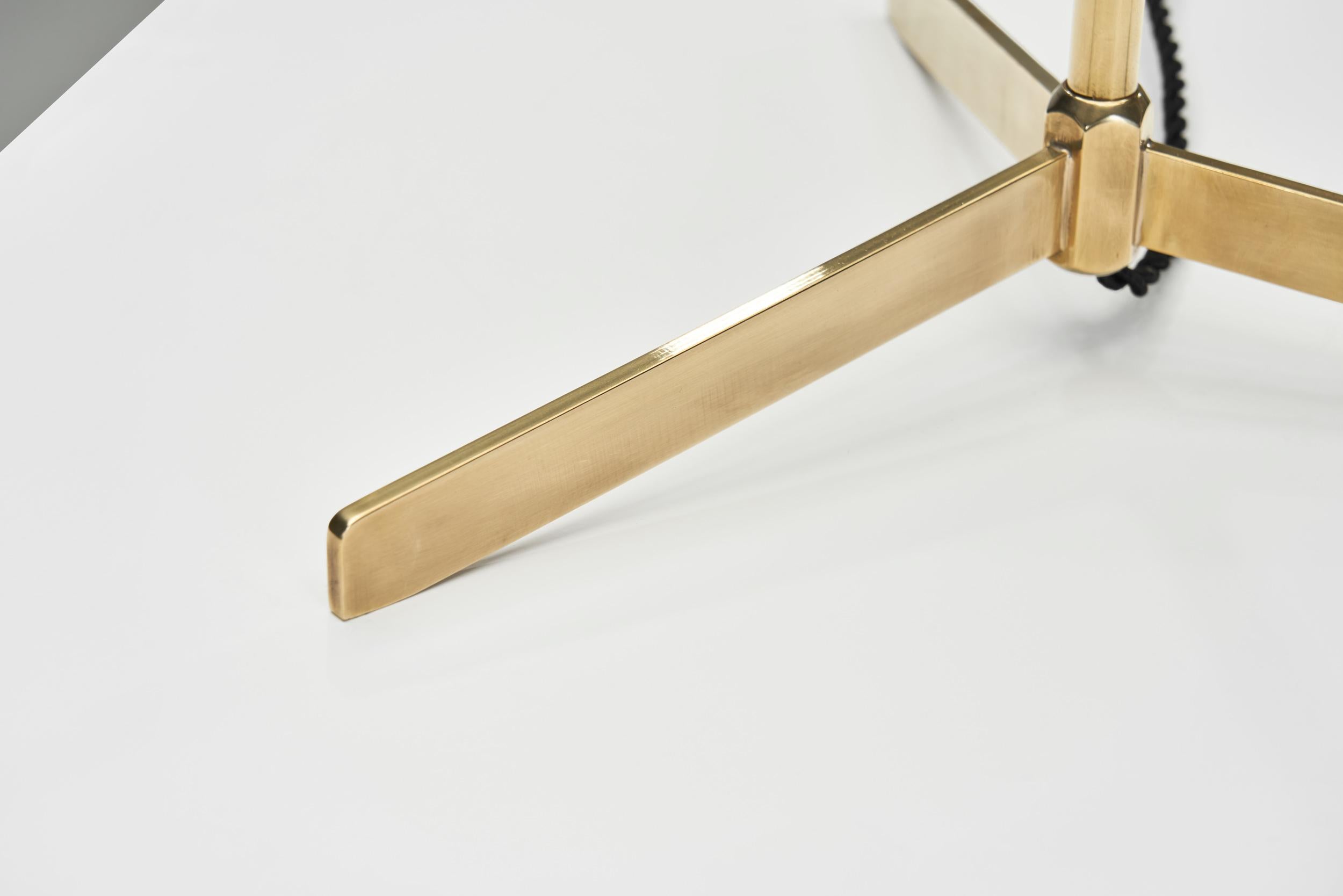 Lámpara de mesa de latón modelo 