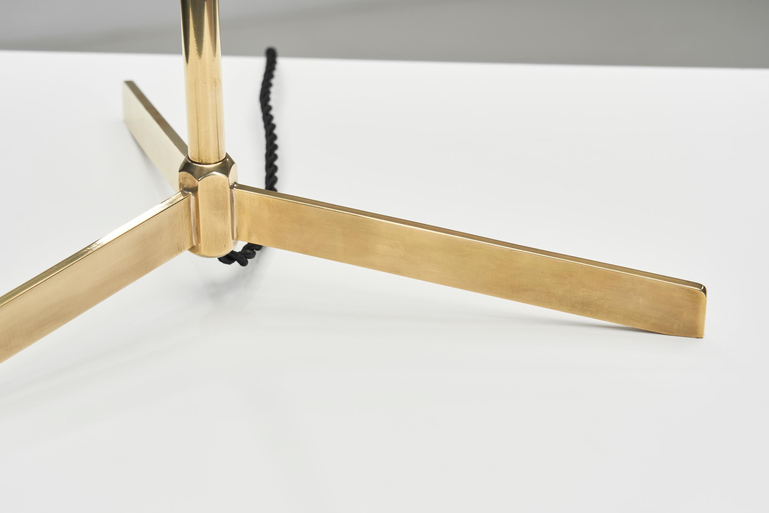 Lámpara de mesa de latón modelo 