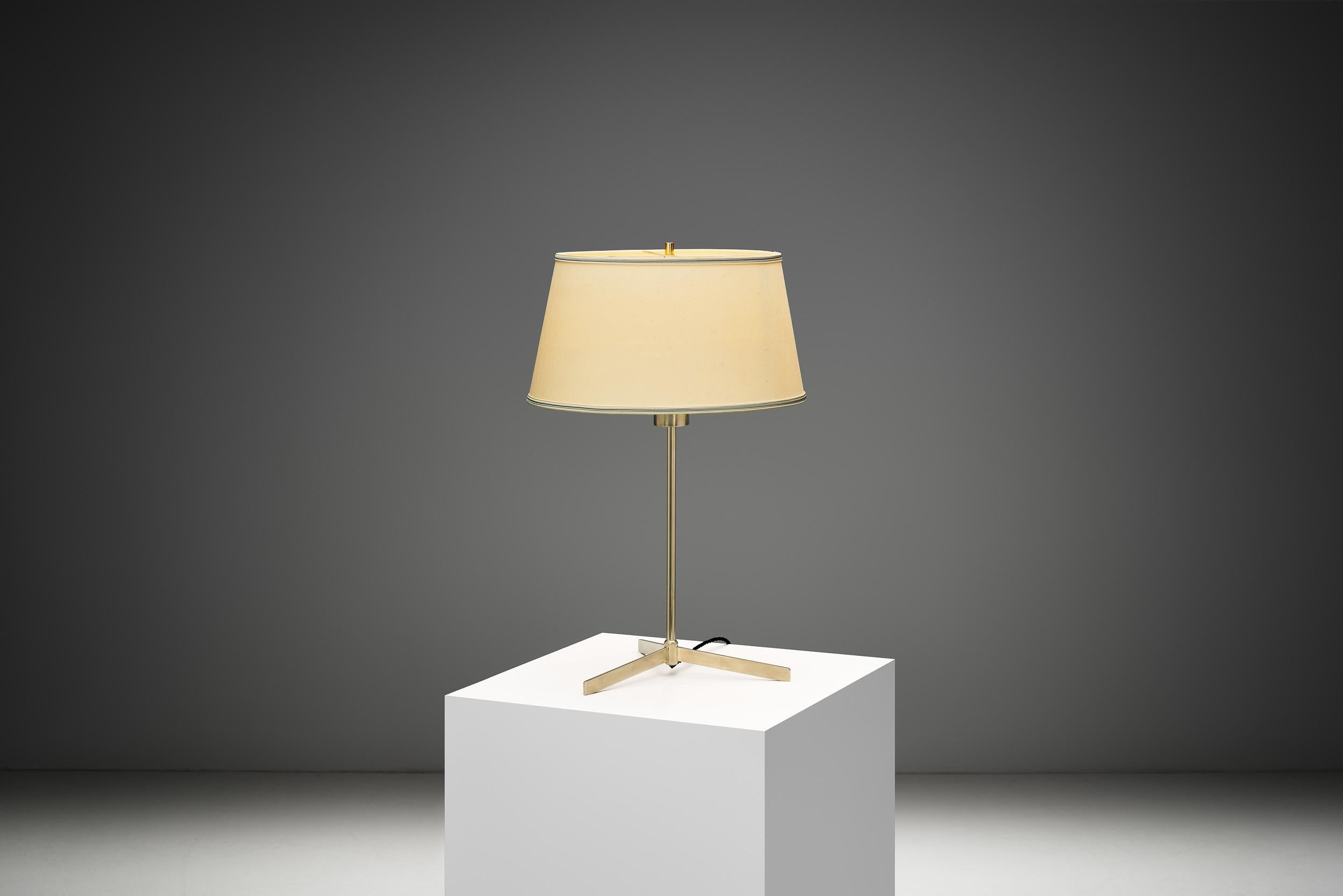 Lámpara de mesa de latón modelo 